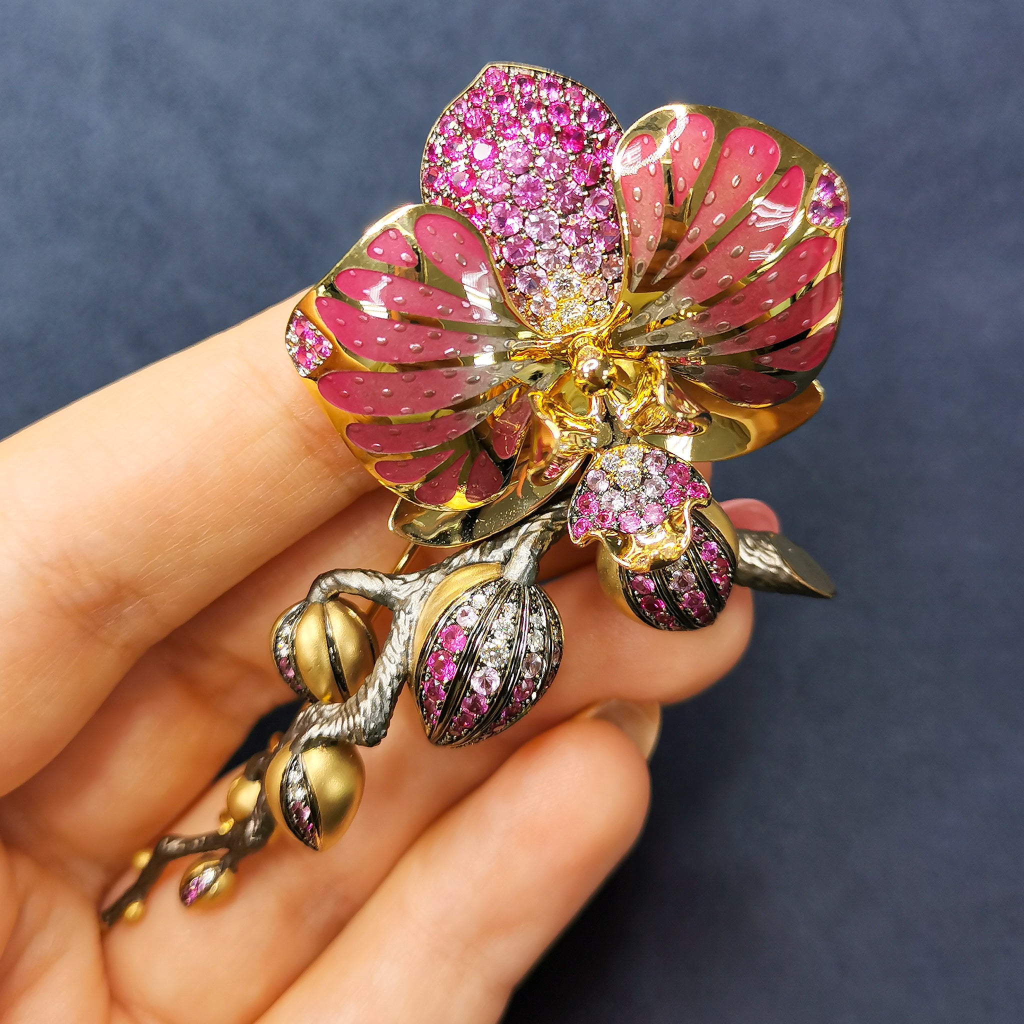 Brs 0275-2, 18K Yellow Gold, Enamel, Pink Sapphires, Diamonds Brooch