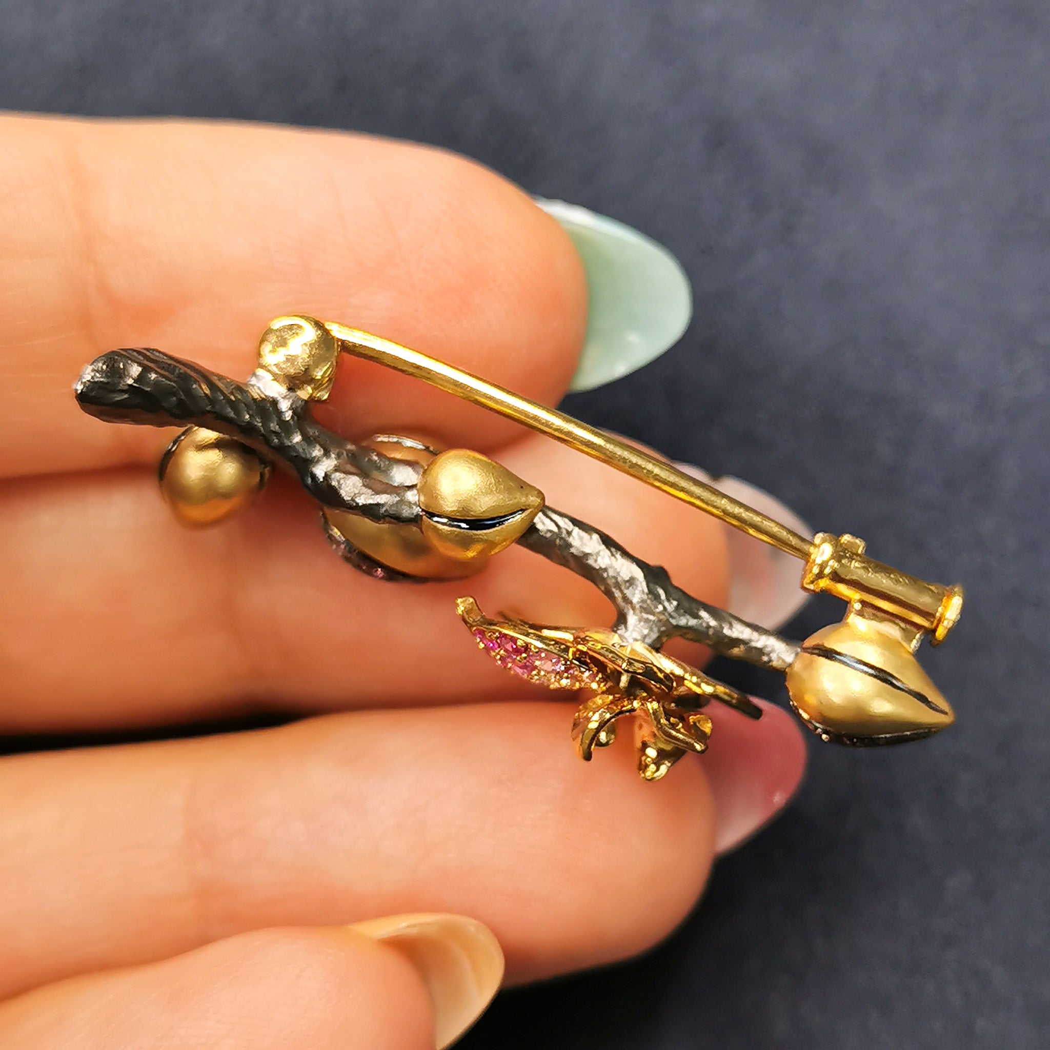 Pink Sapphires, Diamonds 18K Yellow Gold Brooch, Brs 0275-21