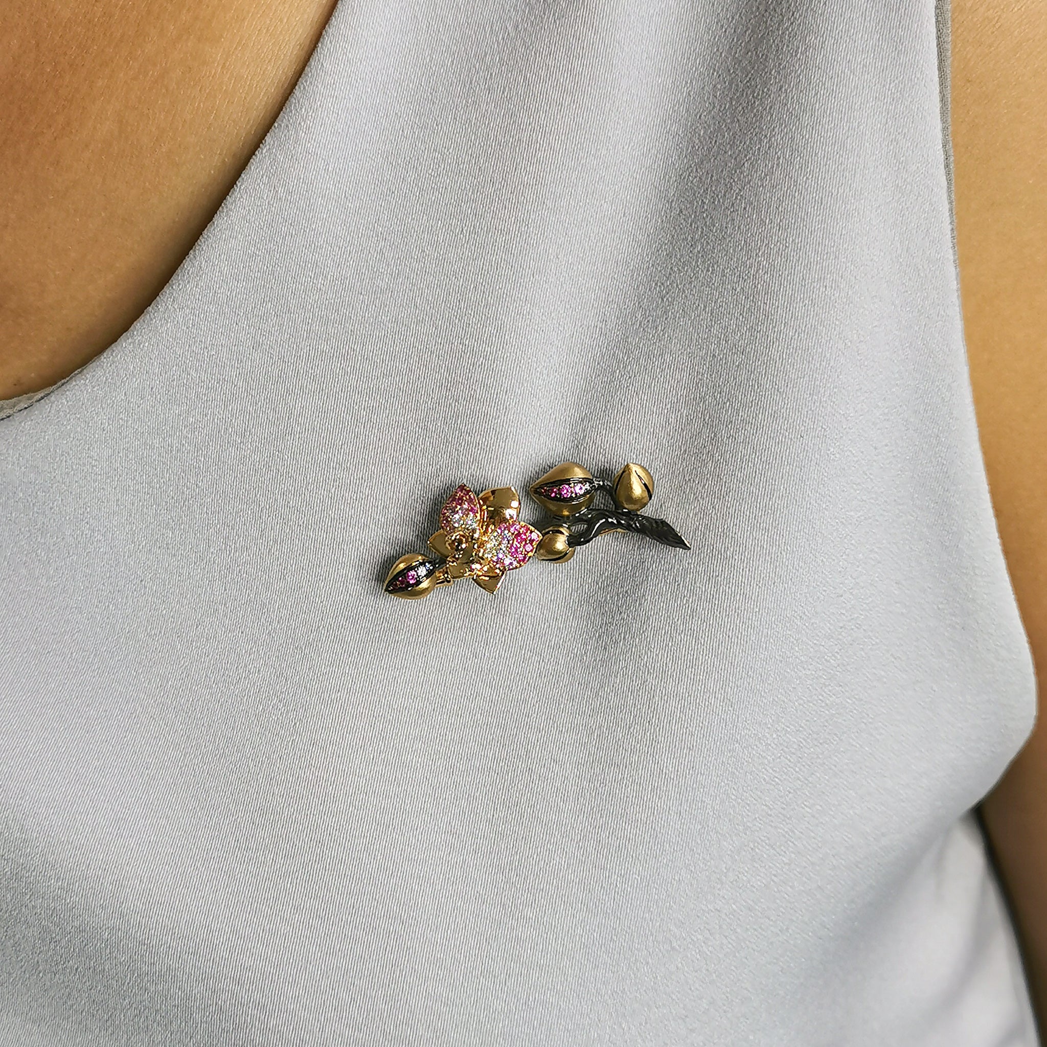 Pink Sapphires, Diamonds 18K Yellow Gold Brooch, Brs 0275-21