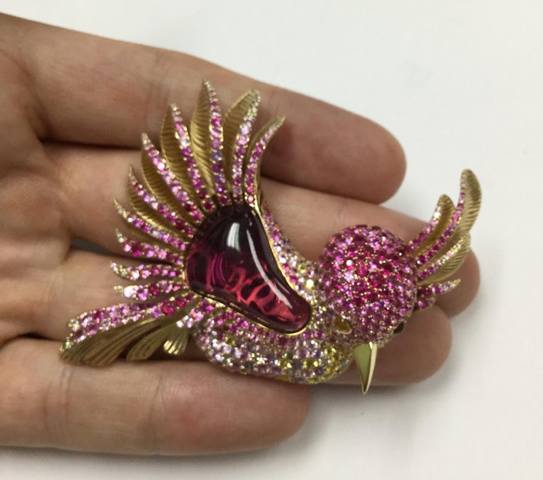 Rubellite, Champagne Diamonds, Sapphires 18K Yellow Gold Humming Bird Brooch, Brs 0075-0/1