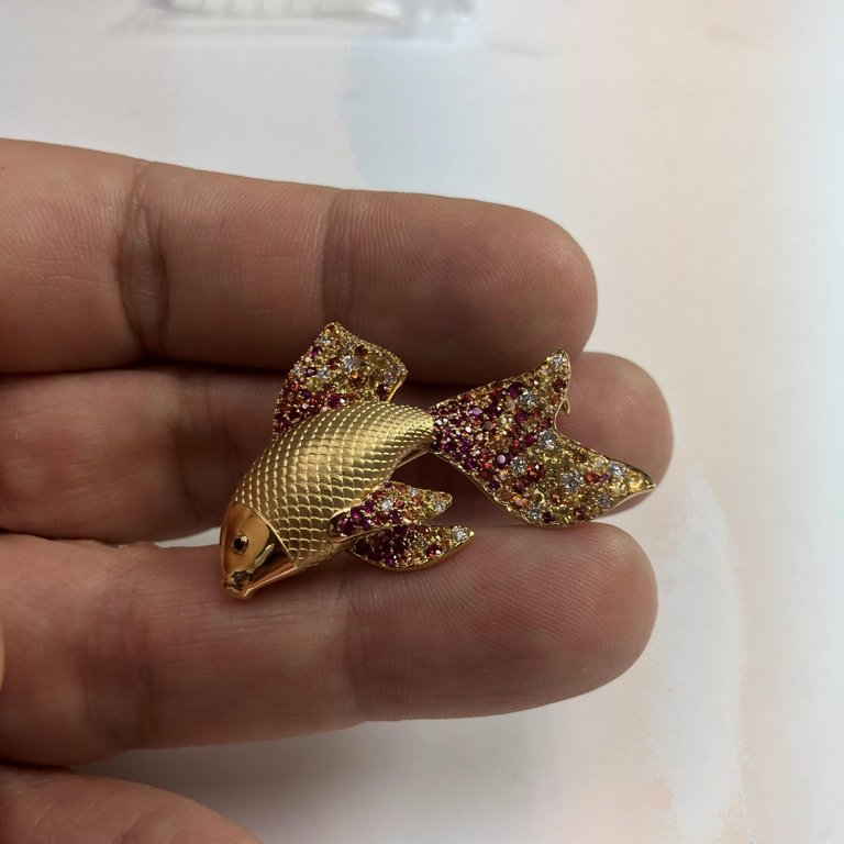 Brs 0251-2, 18K Yellow Gold, Diamonds, Sapphires Golden Fish Brooch