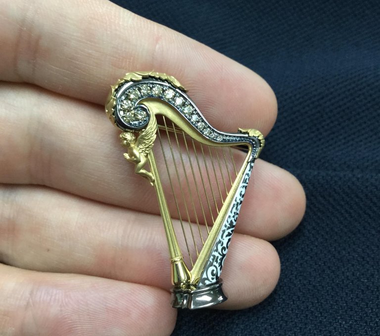 Enamel, Champagne Diamonds 18K Yellow Gold Harp Brooch, Brs 0267-3