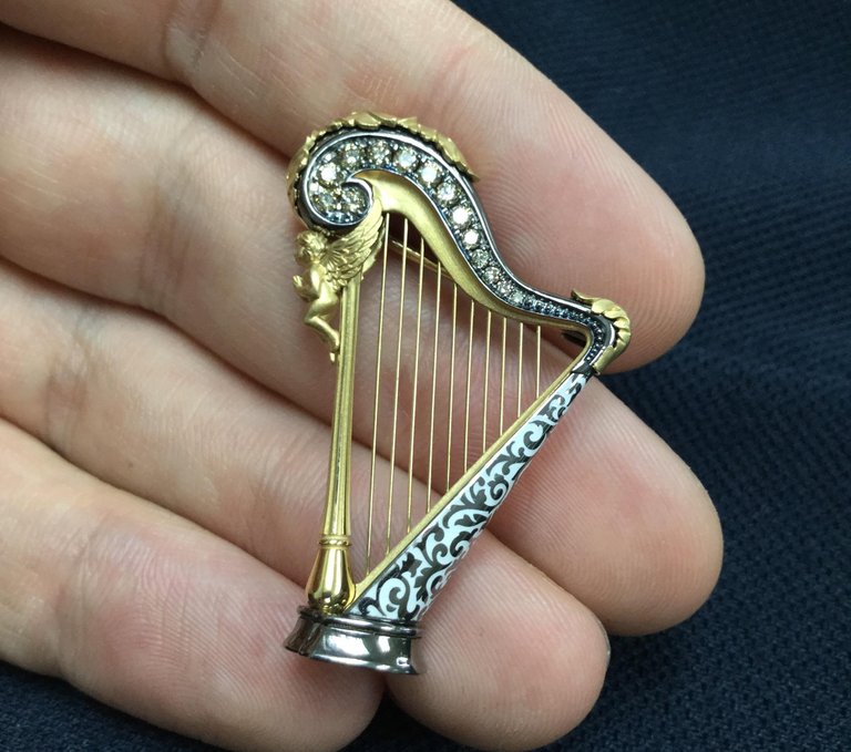 Enamel, Champagne Diamonds 18K Yellow Gold Harp Brooch, Brs 0267-3