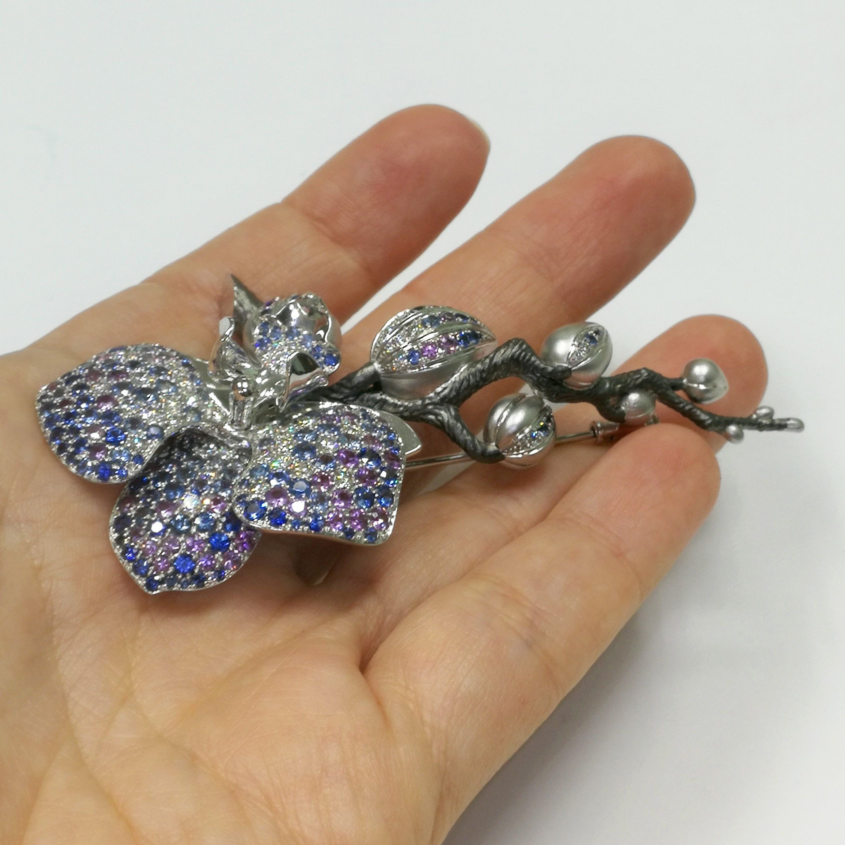 Sapphires, Diamonds 18K White Gold Brooch, Brs 0275-23