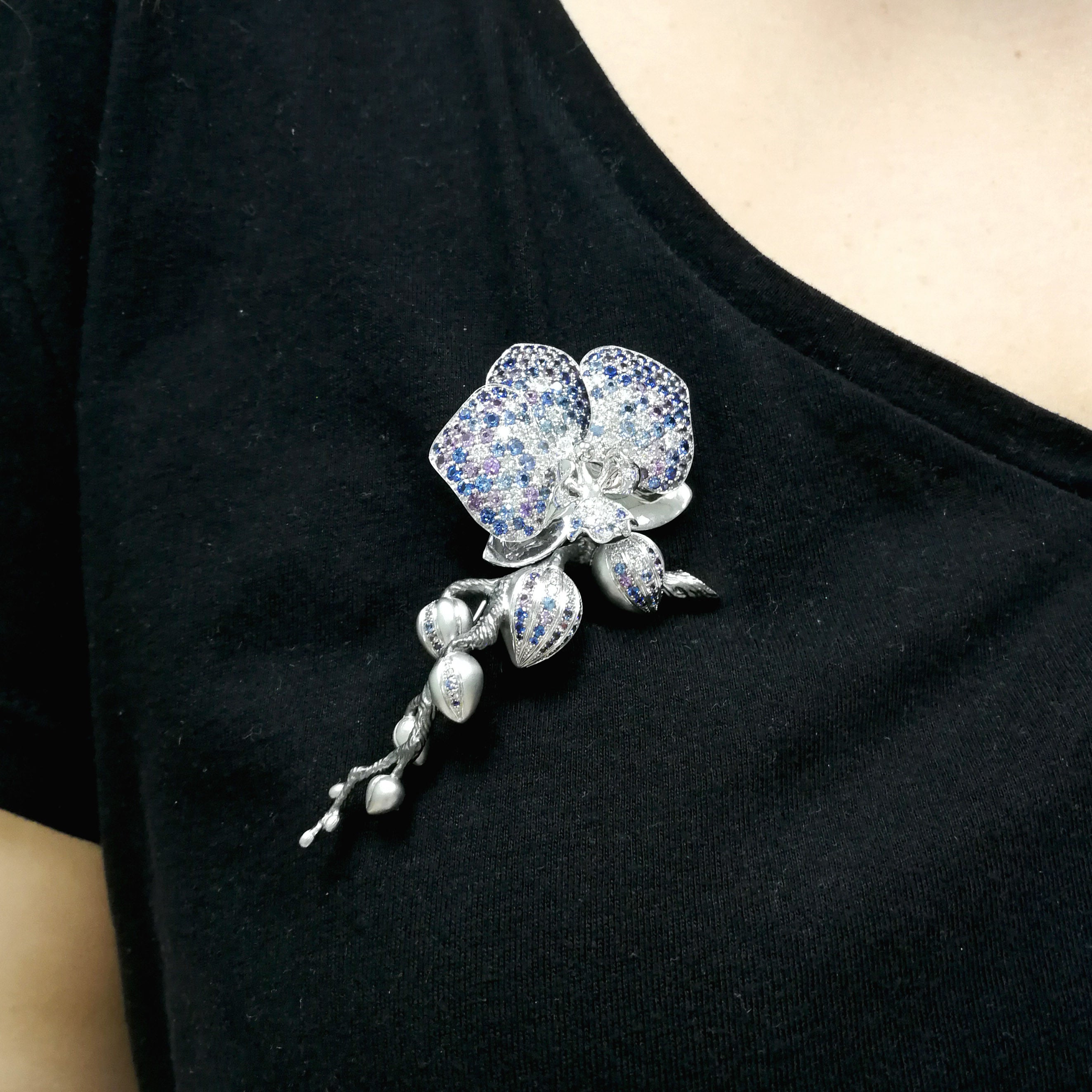 Sapphires, Diamonds 18K White Gold Brooch, Brs 0275-23