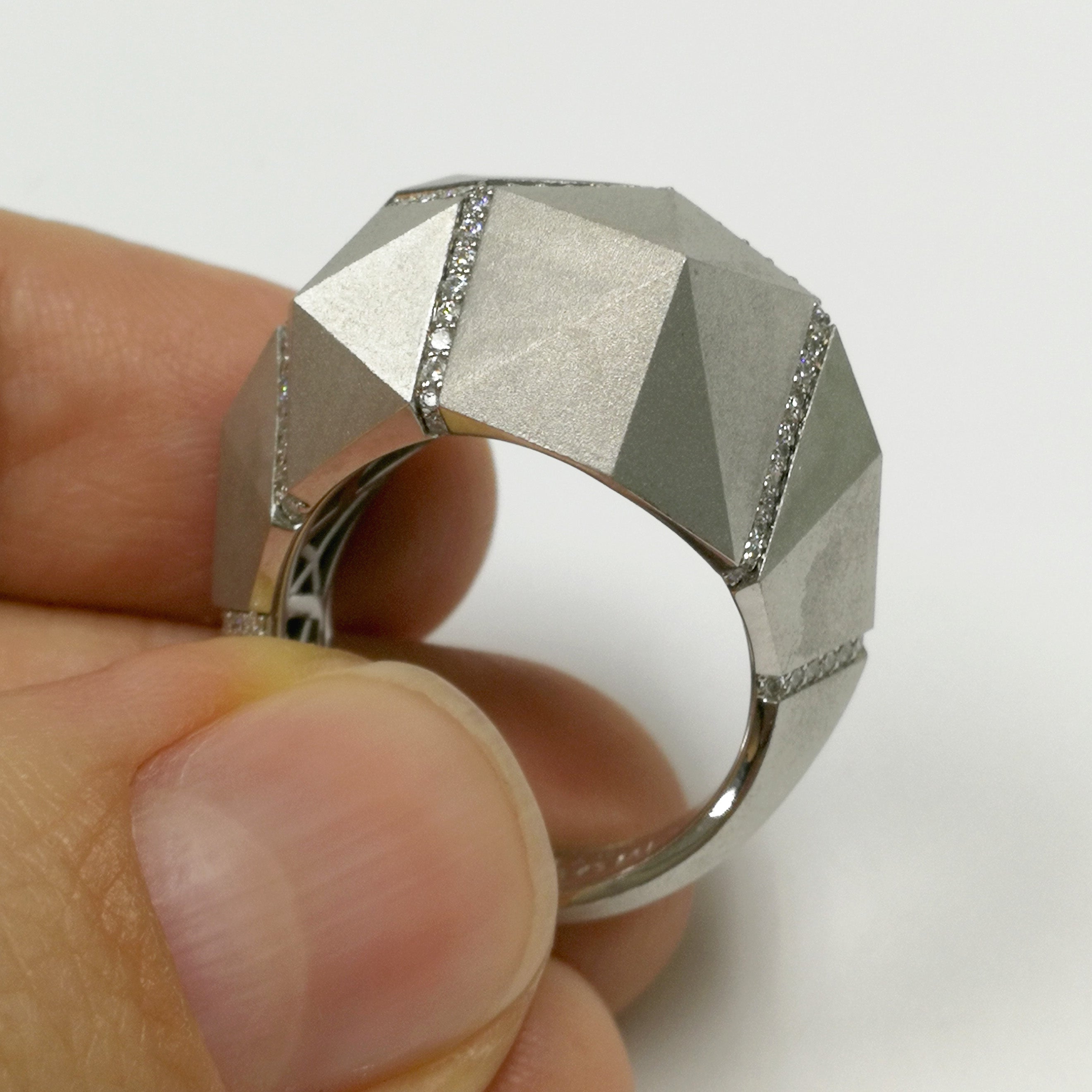 Diamonds 18K White Gold Ring, R 0191-0