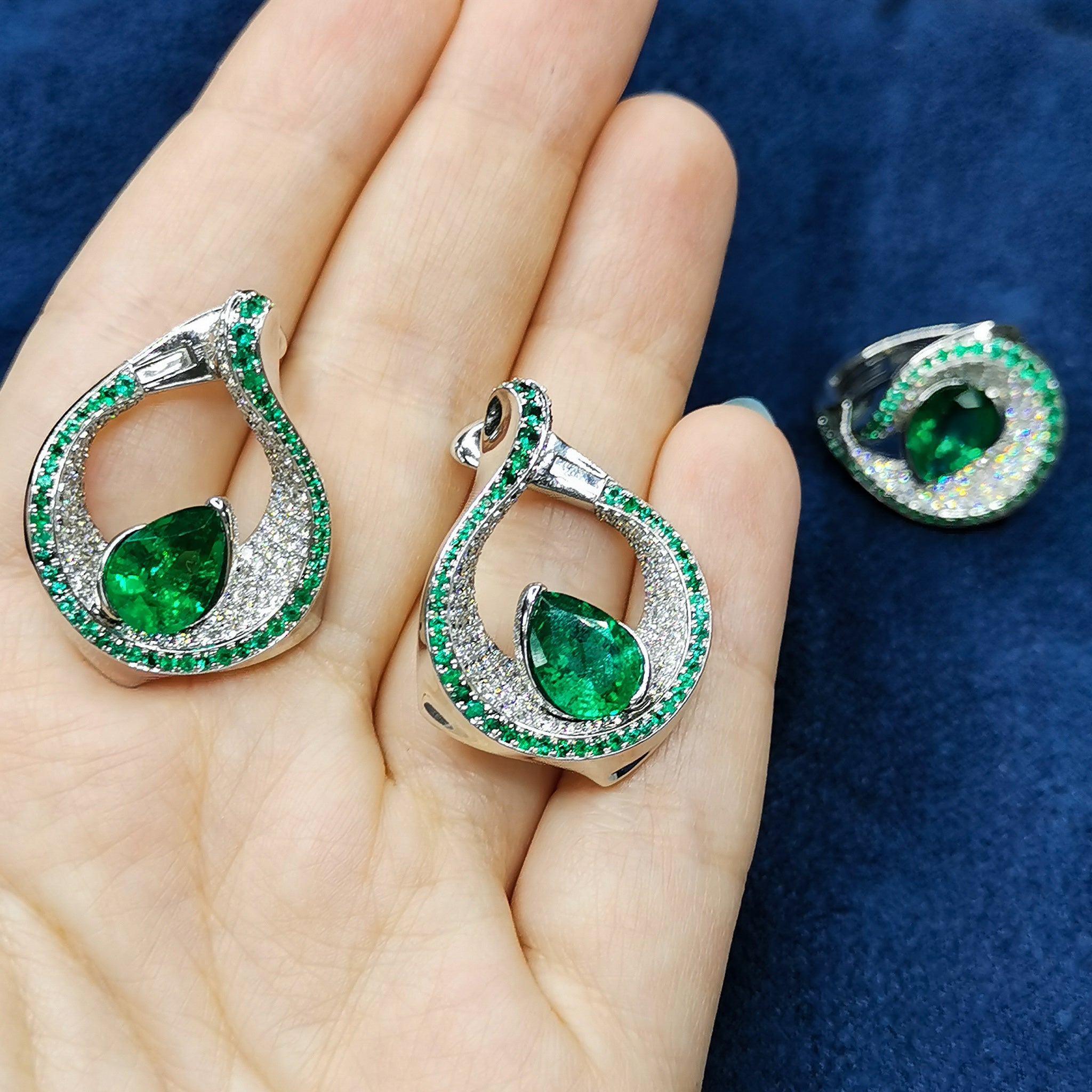 Emerald, Diamonds 18K White Gold Earrings, E 0120-0