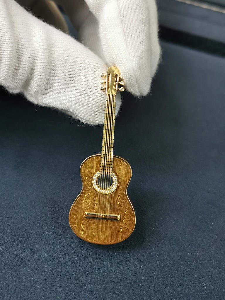 Enamel, Diamonds 18K Yellow Gold Spanish Guitar Brooch, Brs 0267-6