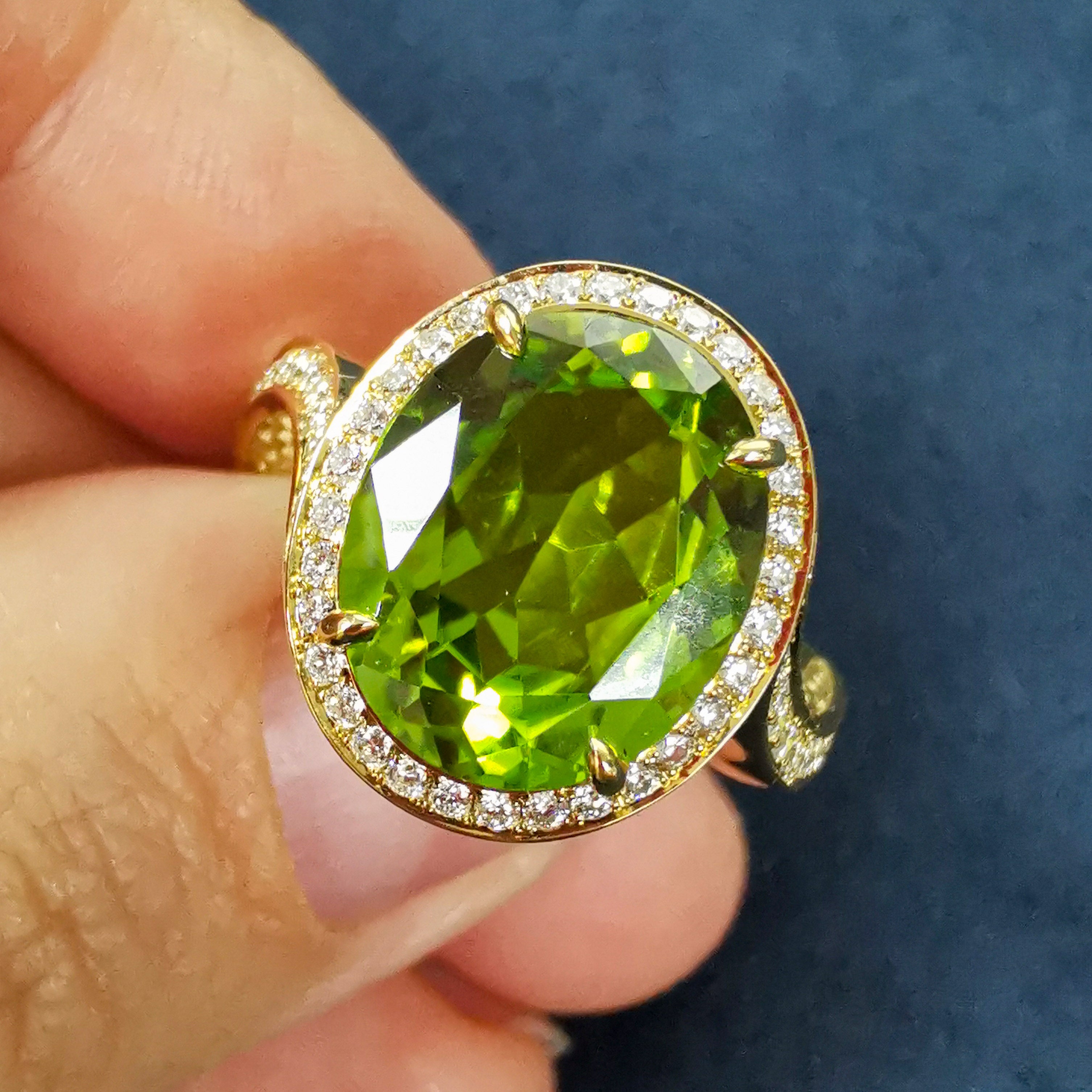 Peridot, Diamonds, 18K Yellow Gold Ring, R 0144-2