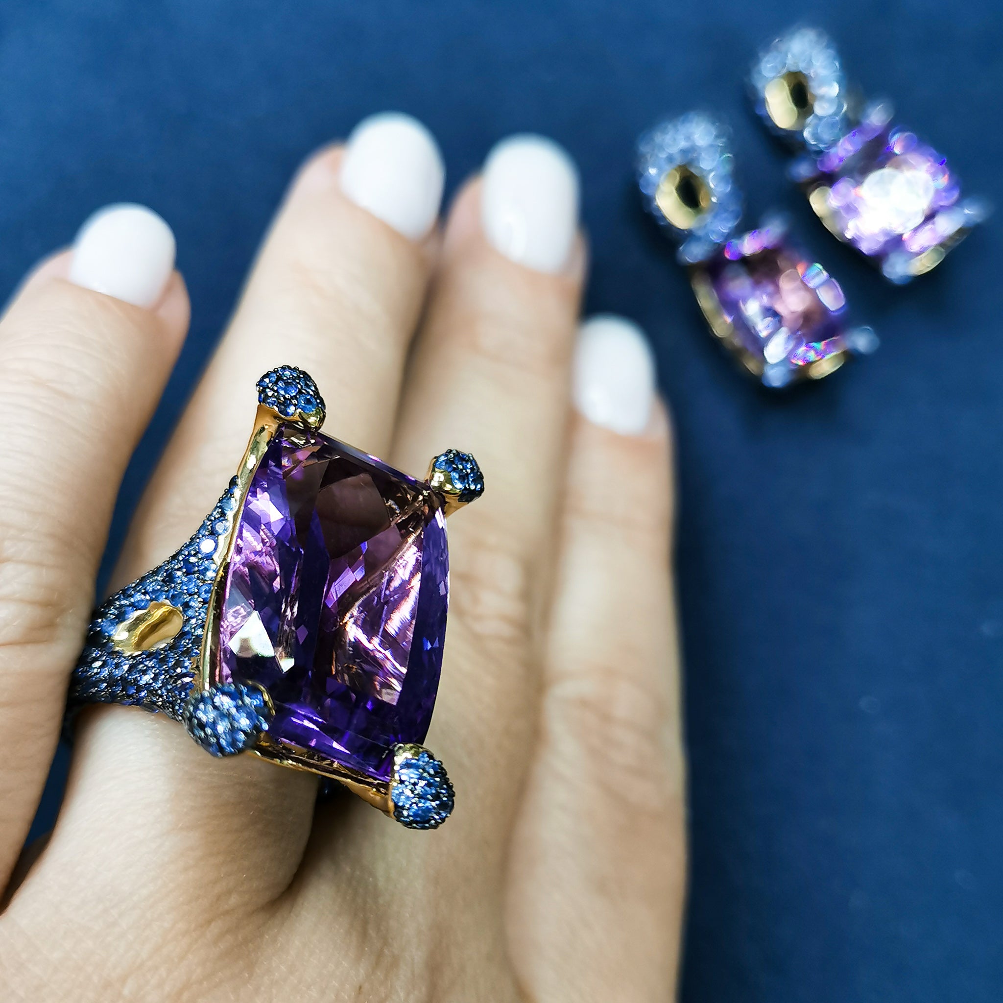 Amethyst, Sapphires 18K Yellow Gold Ring, R 0049-0