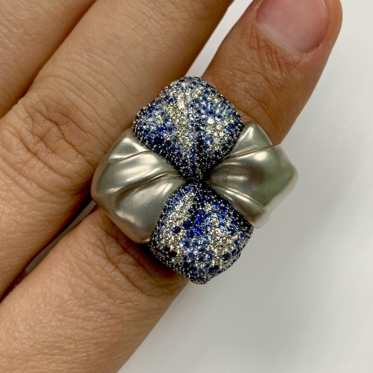 R 0132-1, 18K White Gold, Sapphires, Diamonds Ring