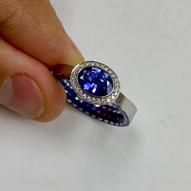 R 0177-70, 18K White Gold, Sapphire, Diamonds Enamel Ring