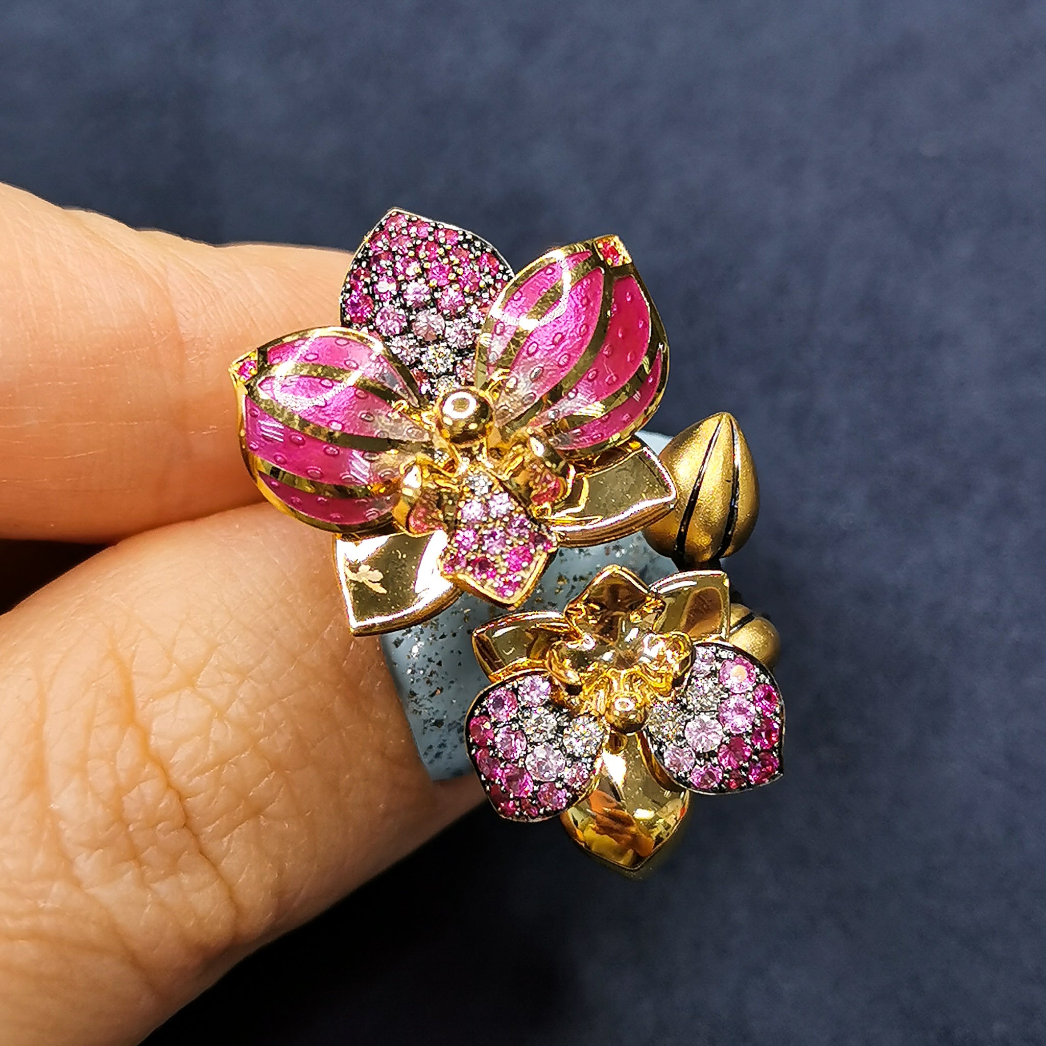 R 0275-2, 18K Yellow Gold, Enamel, Pink Sapphires, Diamonds Ring