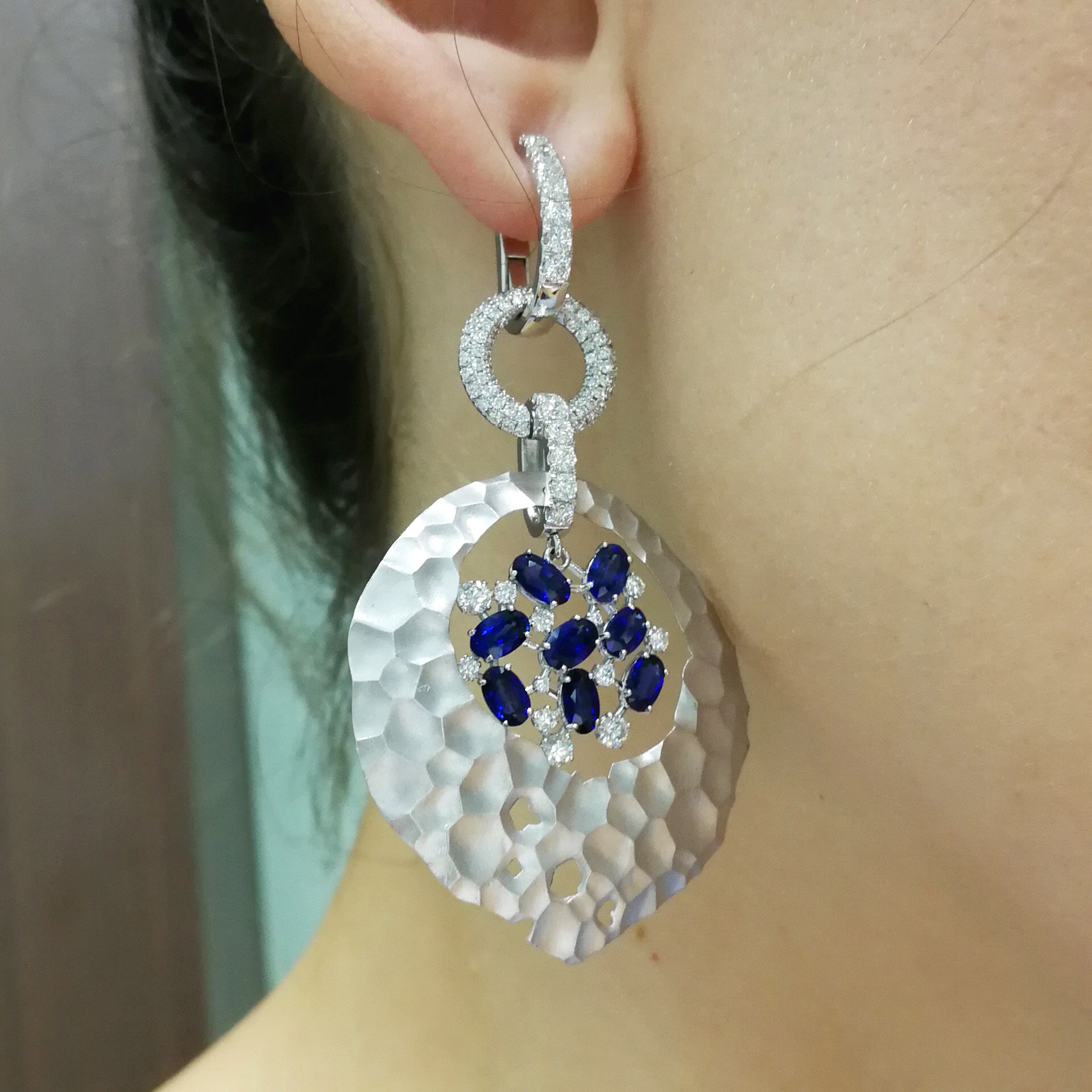 E 0027-0, 18K White Gold, Sapphire, Diamonds Earrings