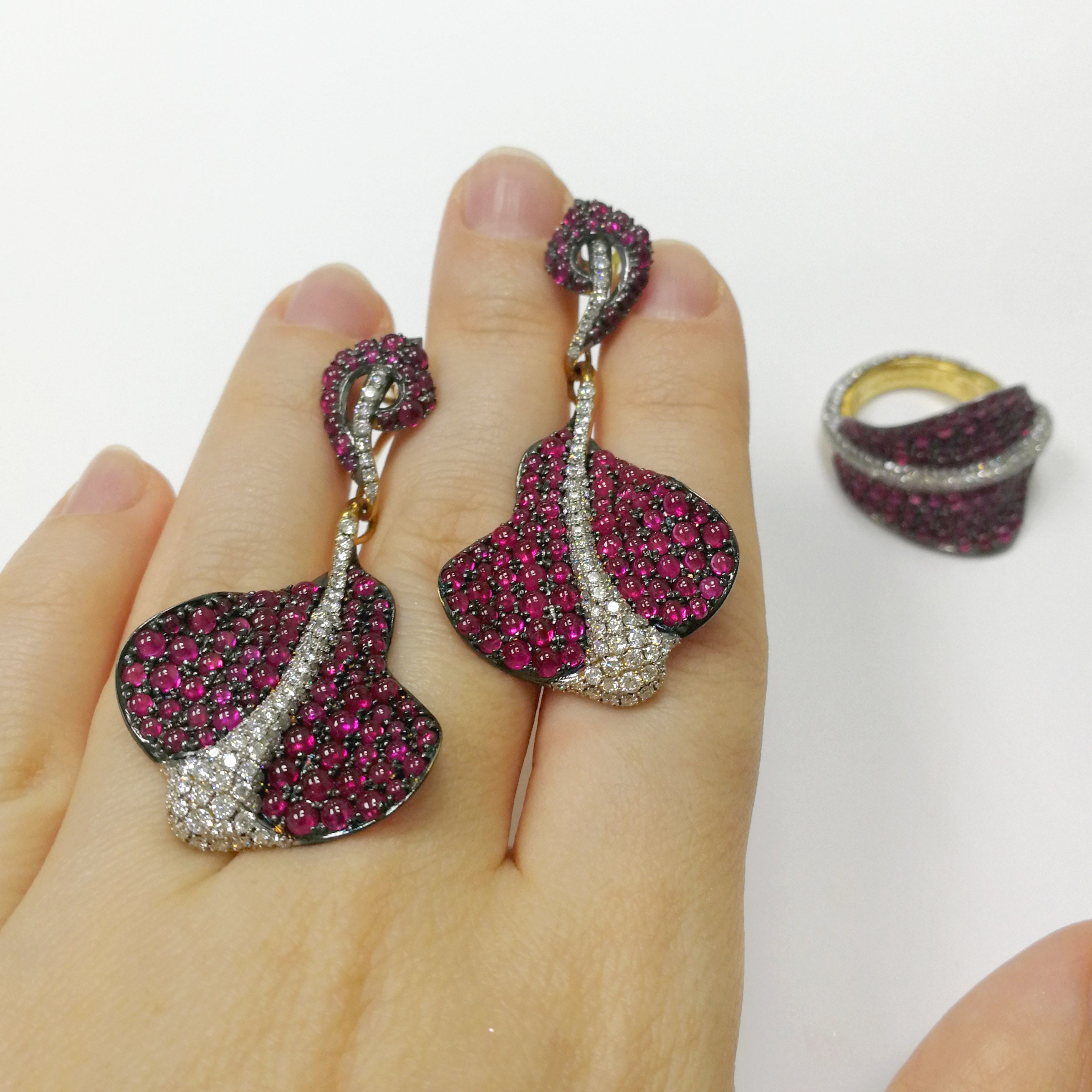 E 0059-0 18K Yellow Gold, Diamonds Ruby Sting Ray Earrings