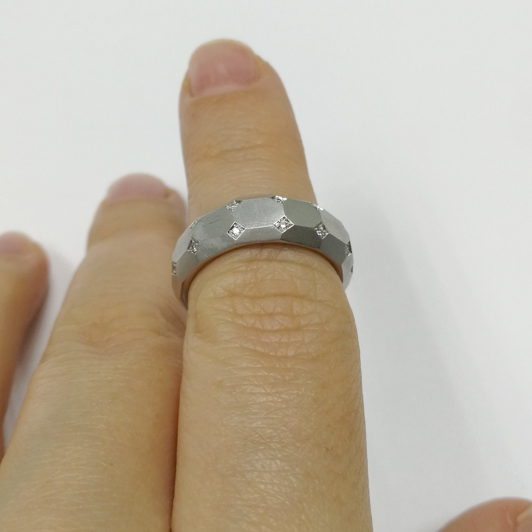 R 0190-3, 18K White Gold, Diamonds Band Ring