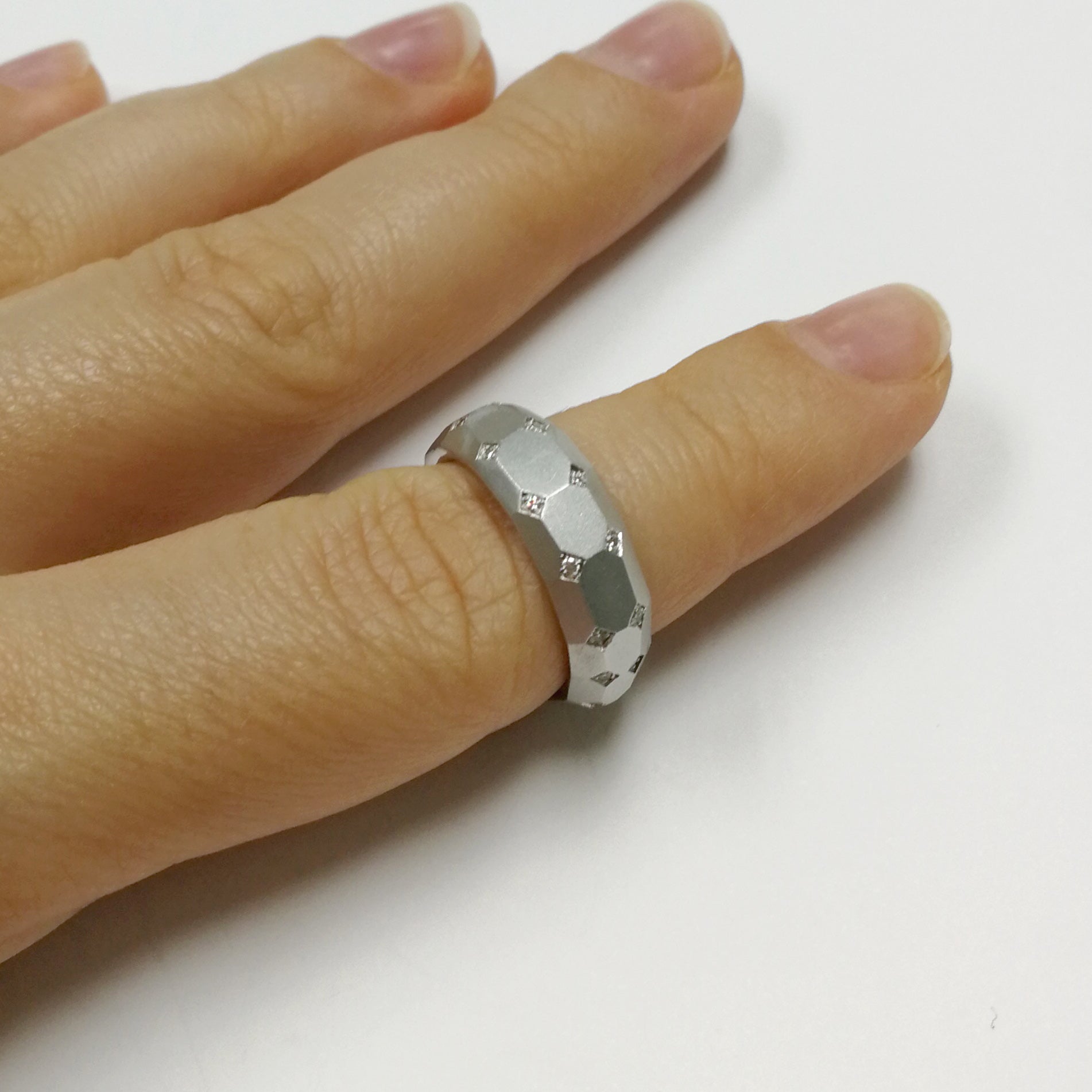 R 0190-3, 18K White Gold, Diamonds Band Ring