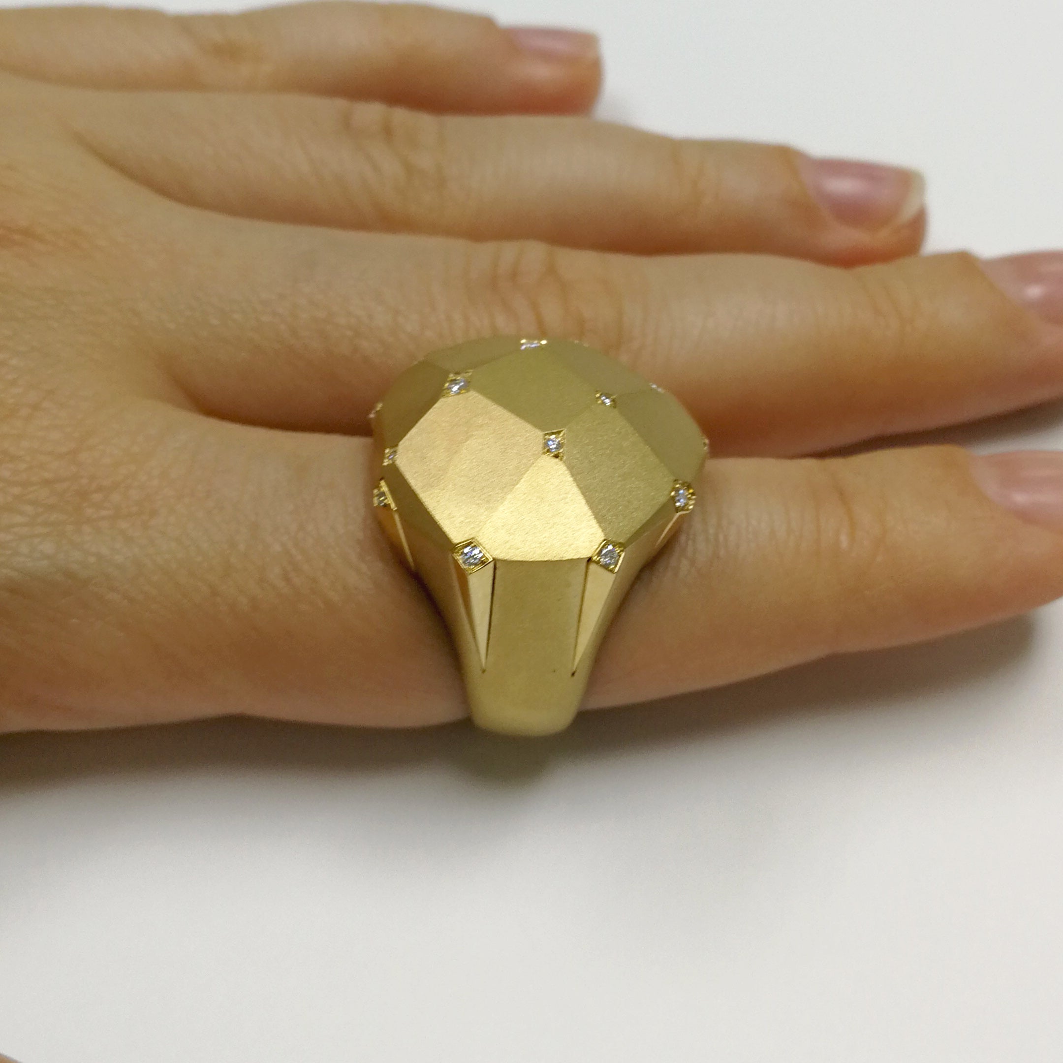 R 0190-7, 18K Yellow Gold, Diamonds Ring