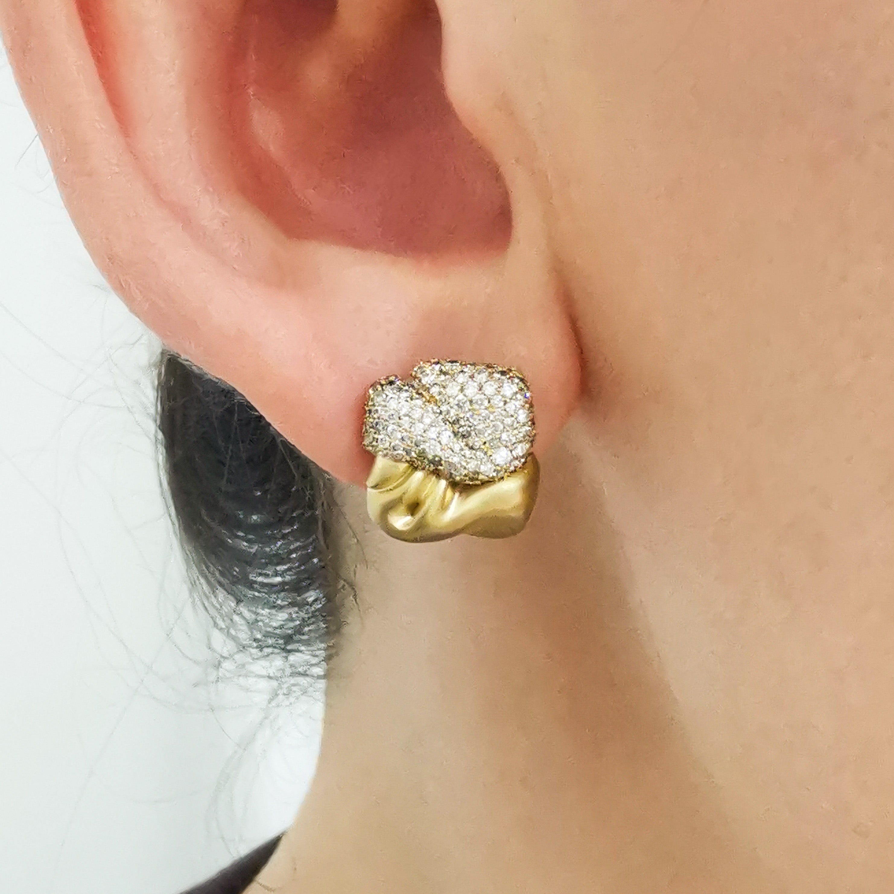 E 0132-4, 18K Yellow Gold, White and Champagne Diamonds Stud Earrings