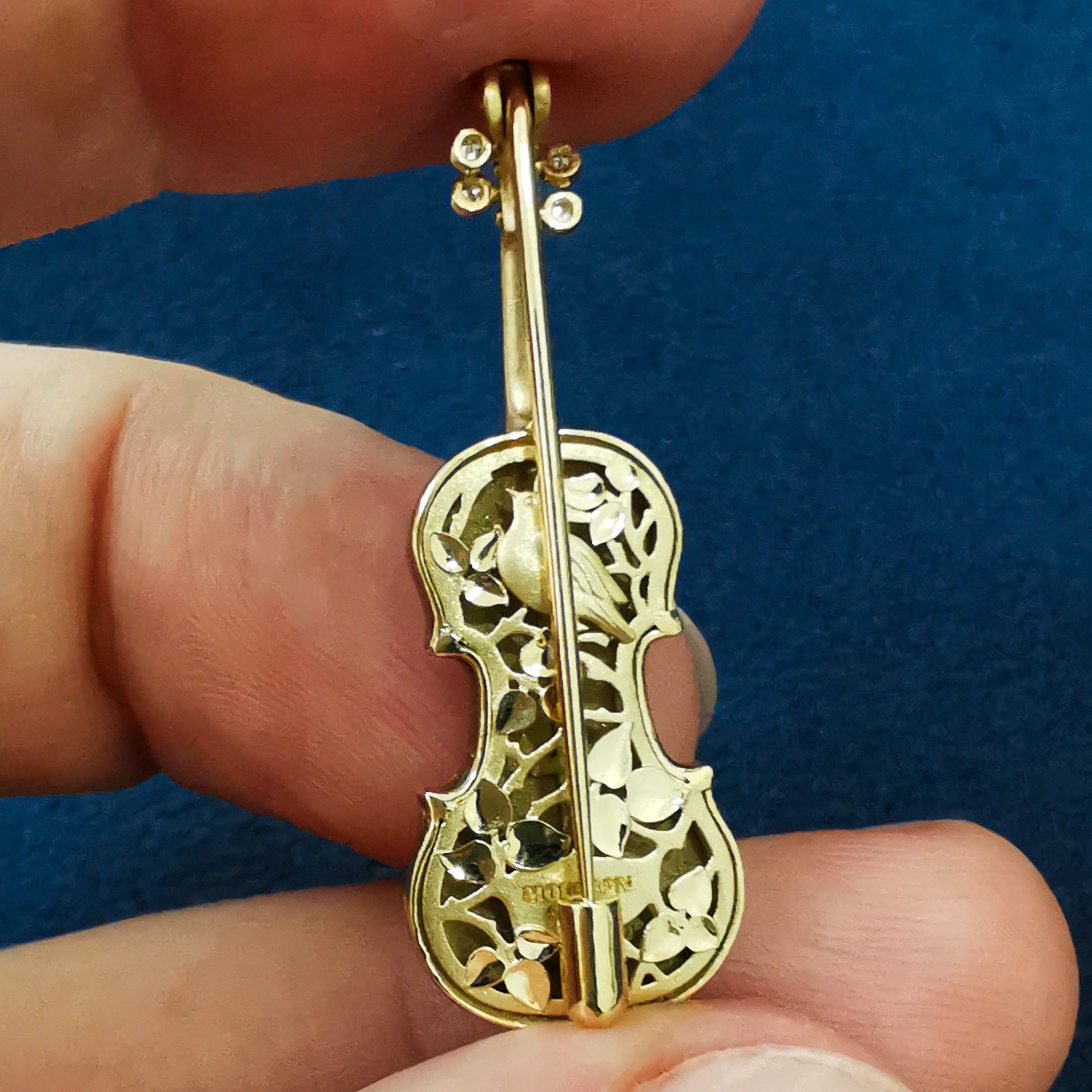 Brs 0267-10, 18K Yellow Gold, Enamel, Diamonds Mini Violin Brown Brooch