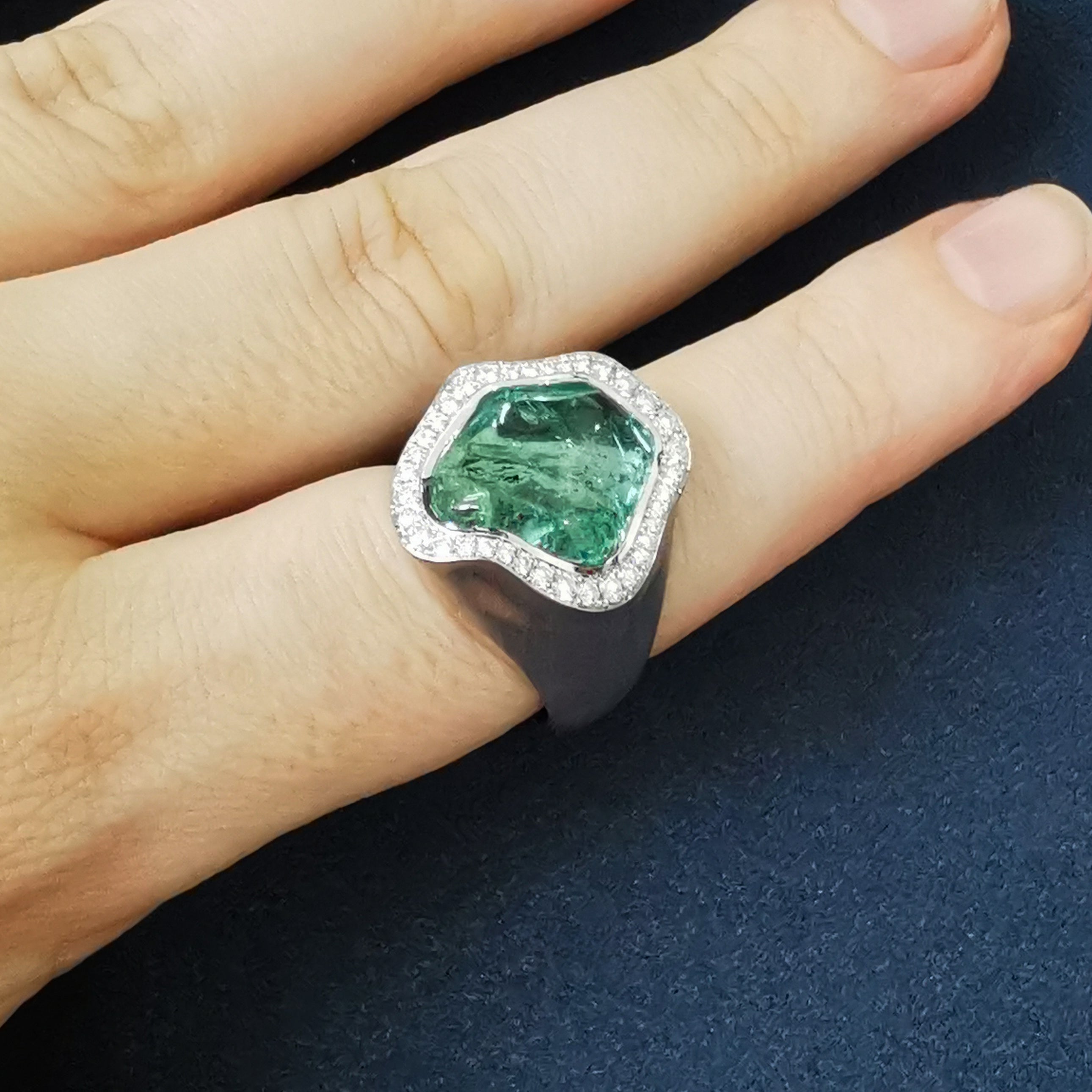 R 0030-29/1 18K White Gold, Green Tourmaline, Diamonds Ring