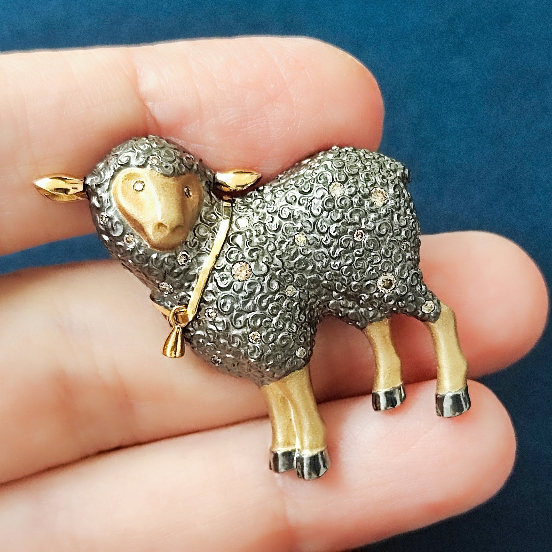 Brs 0269-0, 18K Yellow Gold, Champagne Diamonds Lamb Brooch