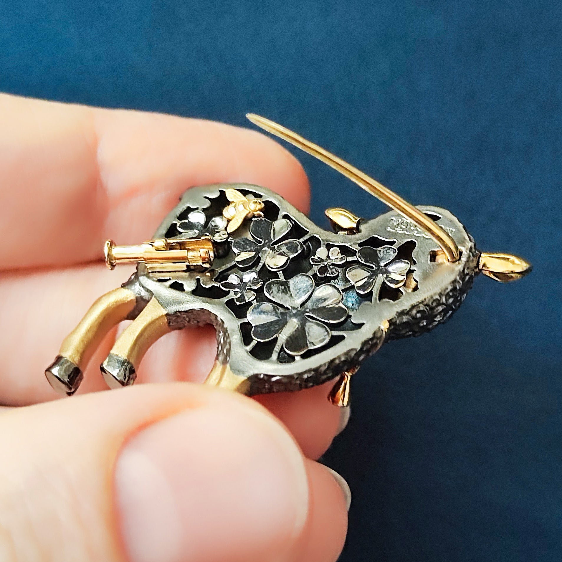 Brs 0269-0, 18K Yellow Gold, Champagne Diamonds Lamb Brooch