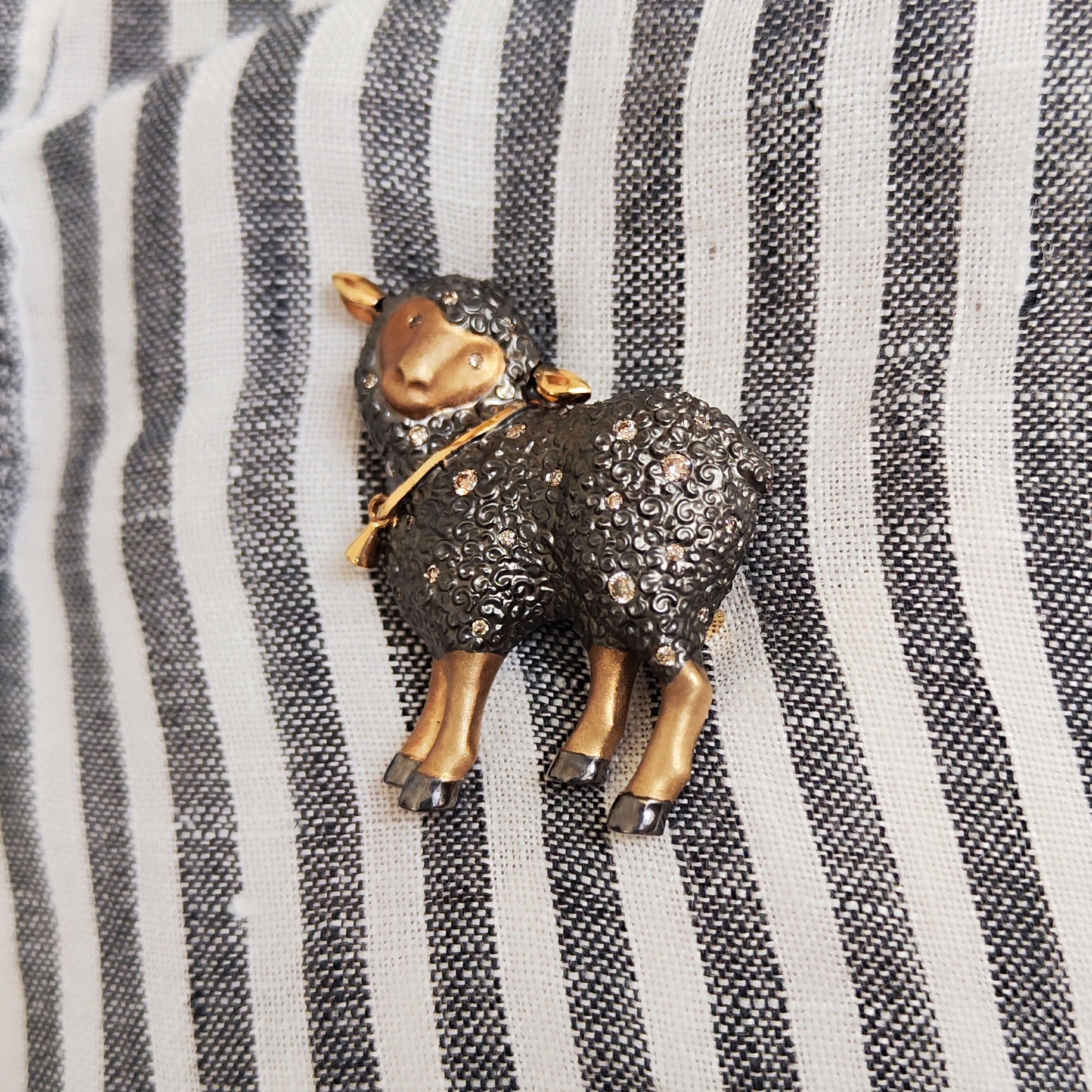 Brs 0269-0, 18K Yellow Gold, Champagne Diamonds Lamb Brooch