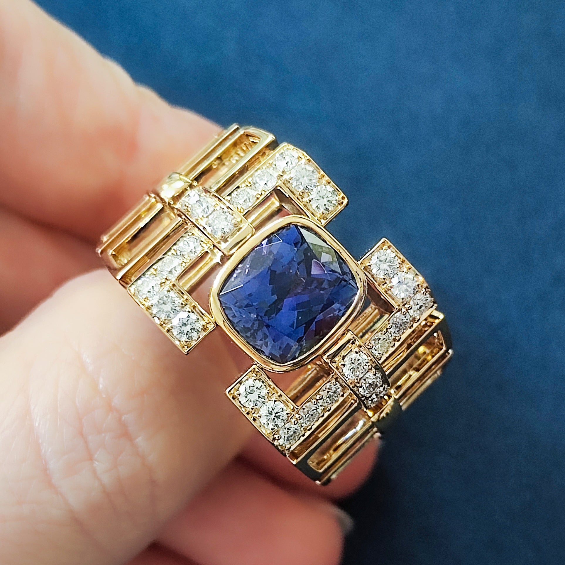 R 0273-0, 18K Yellow Gold, Tanzanite, Diamonds Men Ring