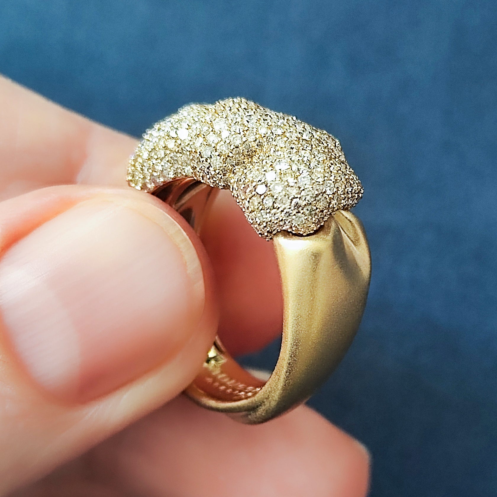 R 0132-3, 18K Yellow Gold, White and Champagne Diamonds Small Ring