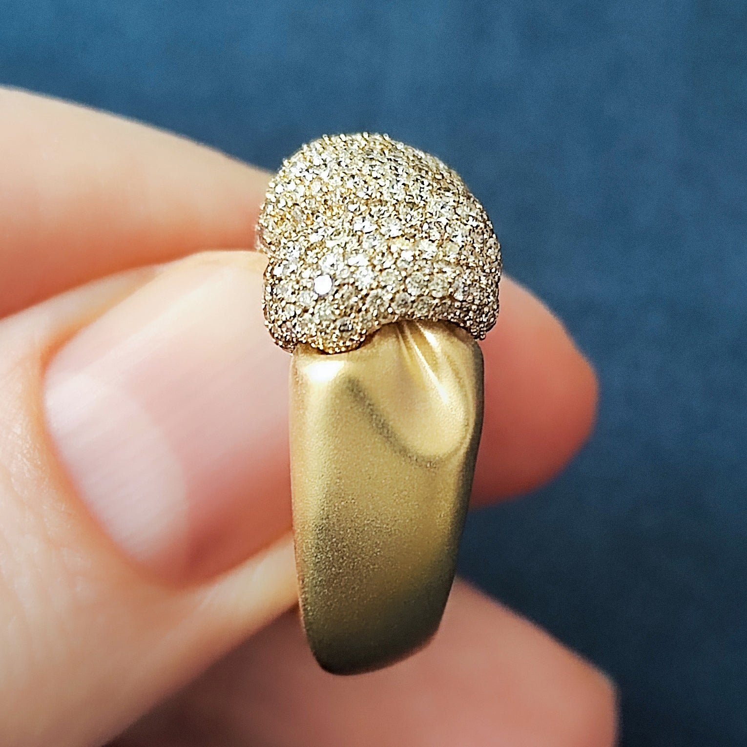 R 0132-3, 18K Yellow Gold, White and Champagne Diamonds Small Ring