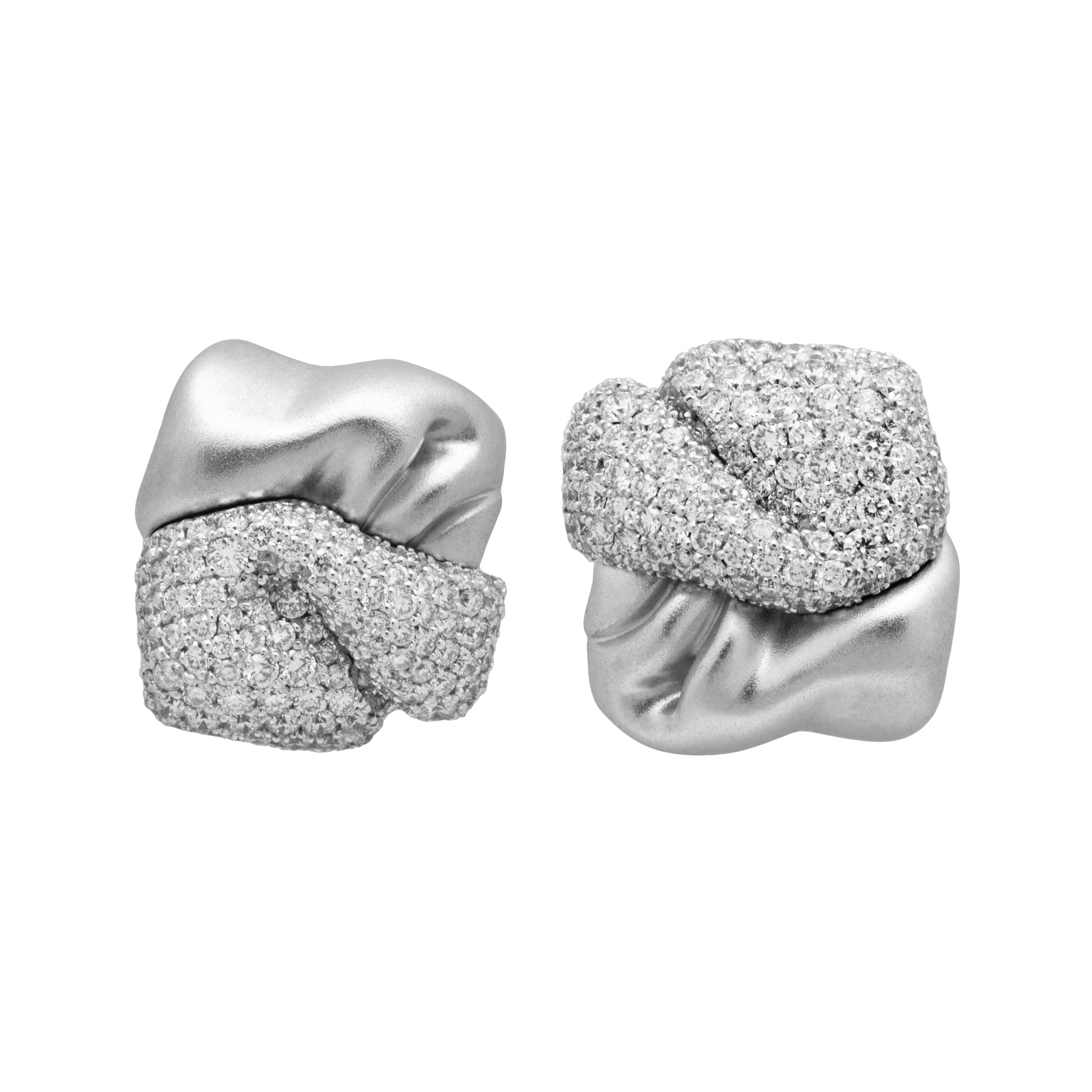 E 0132-4, 18K White Gold, White Diamonds Stud Earrings