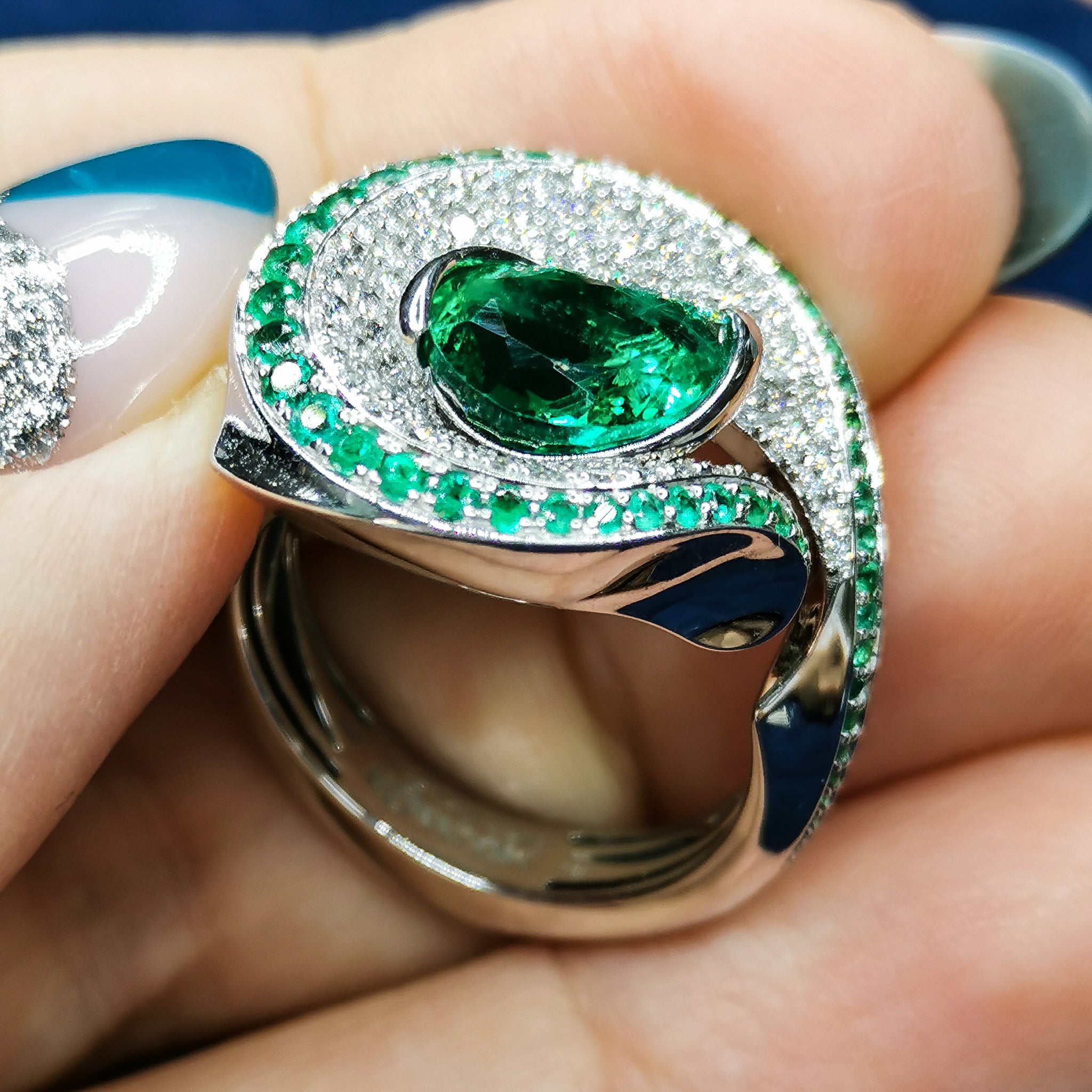 R 0120-0 18K White Gold, Emerald, Diamonds Ring