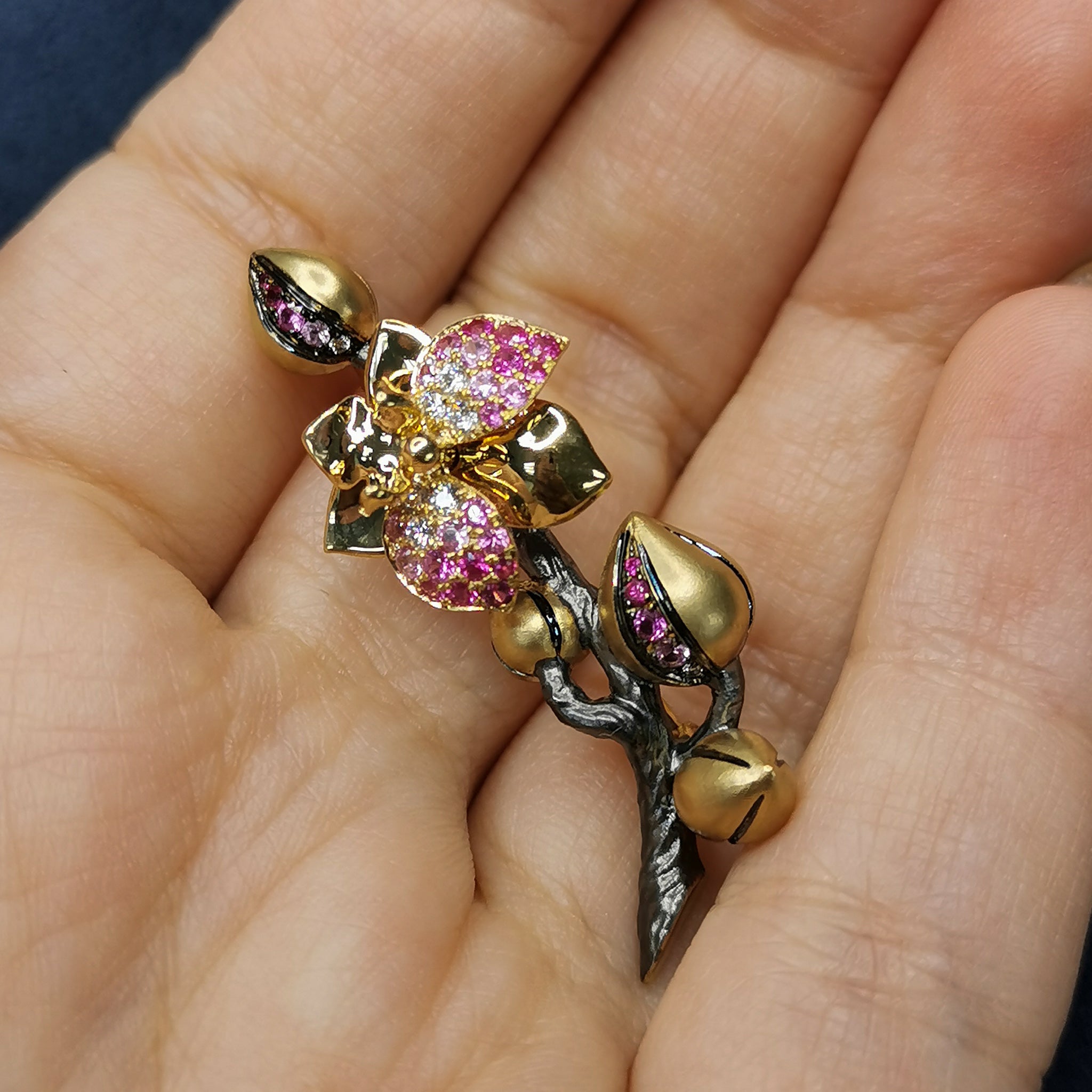 Brs 0275-21, 18K Yellow Gold, Pink Sapphires, Diamonds Brooch