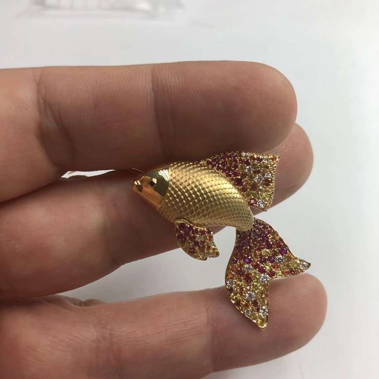 Brs 0251-2, 18K Yellow Gold, Diamonds, Sapphires Golden Fish Brooch