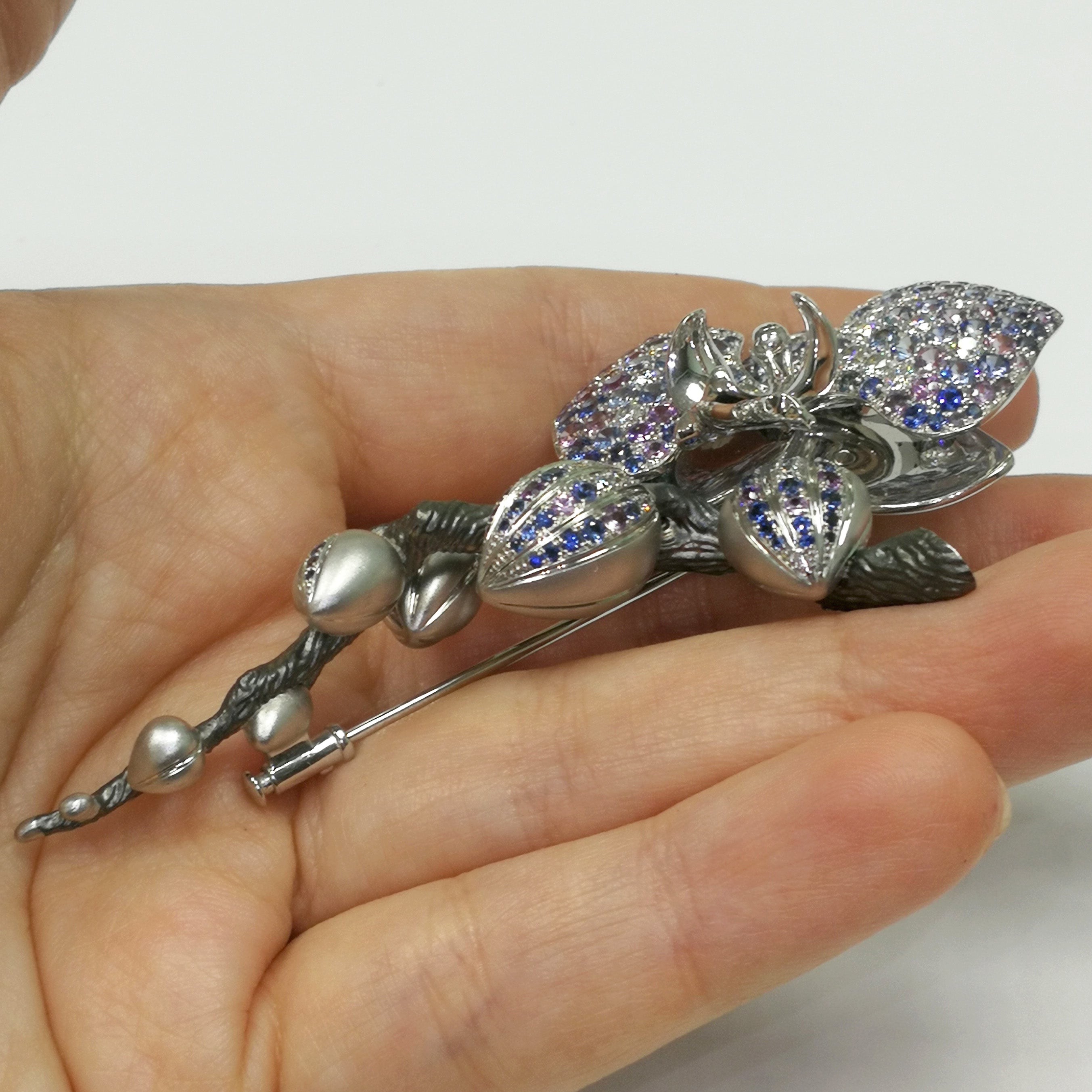 Brs 0275-23, 18K White Gold, Sapphires, Diamonds Brooch