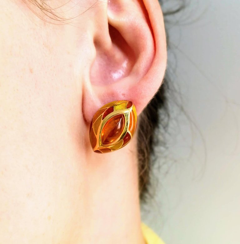 E 0261-0 18K Yellow Gold, Enamel, Spessartine Garnet Earrings