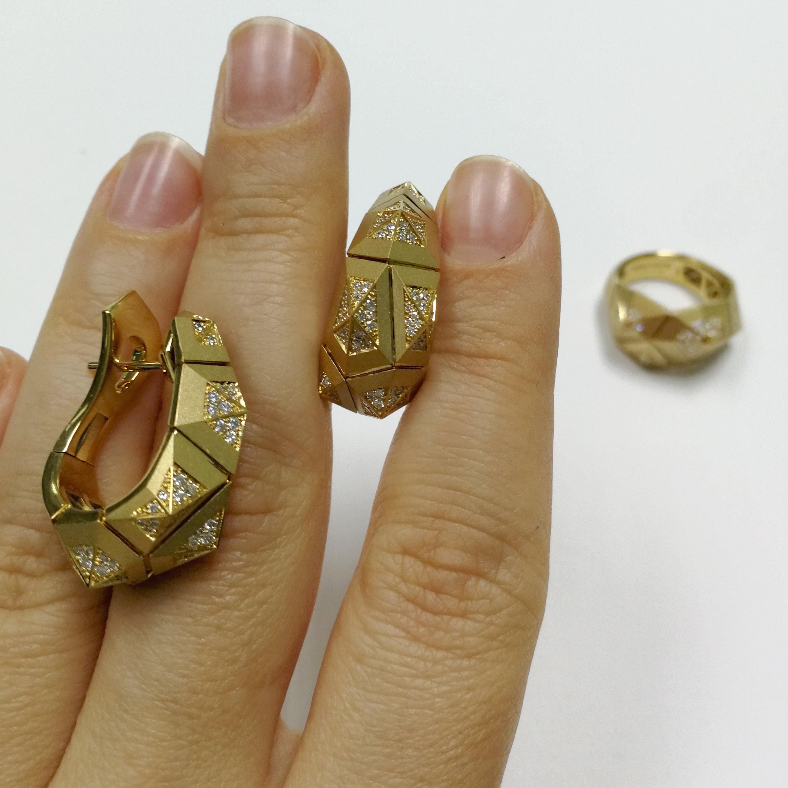 E 0191-4, 18K Yellow Gold, Diamonds Earrings