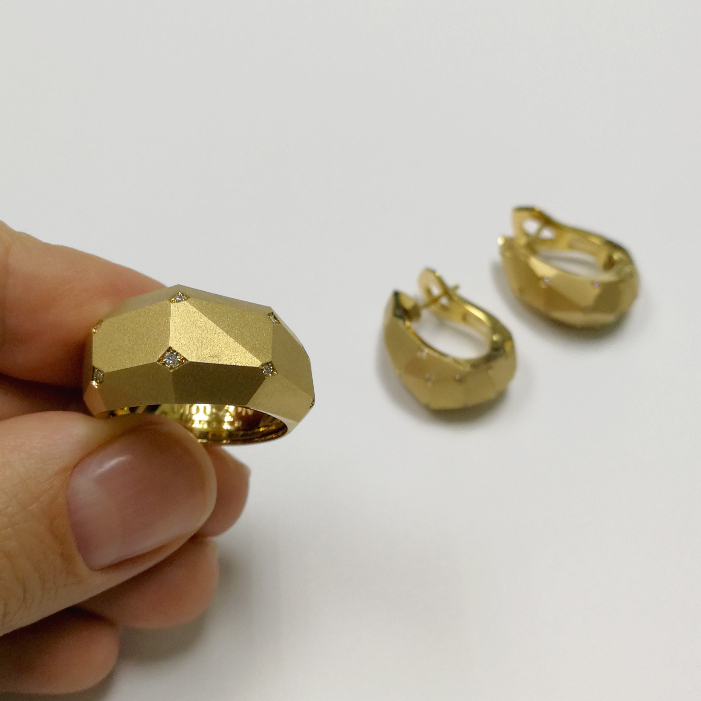R 0190-5, 18K Yellow Gold, Diamonds Ring