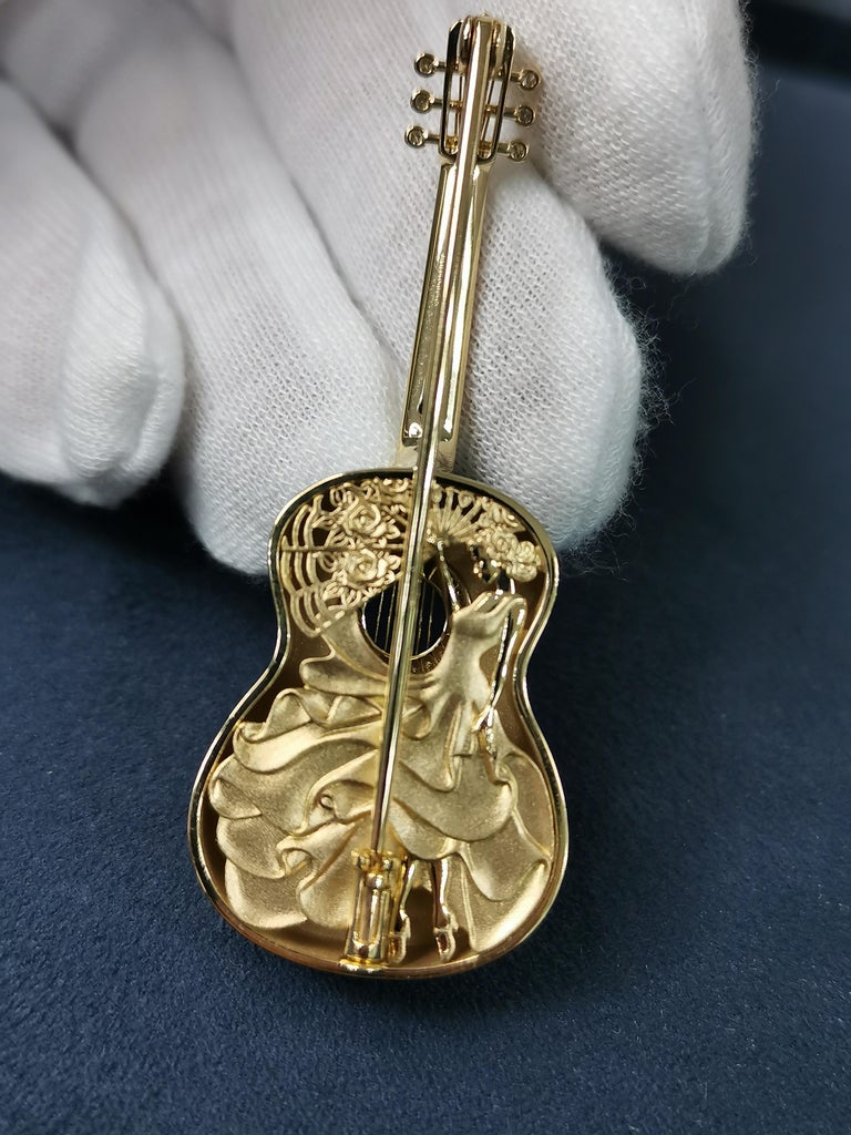 Brs 0267-6, 18K Yellow Gold, Enamel, Diamonds Guitar Brooch