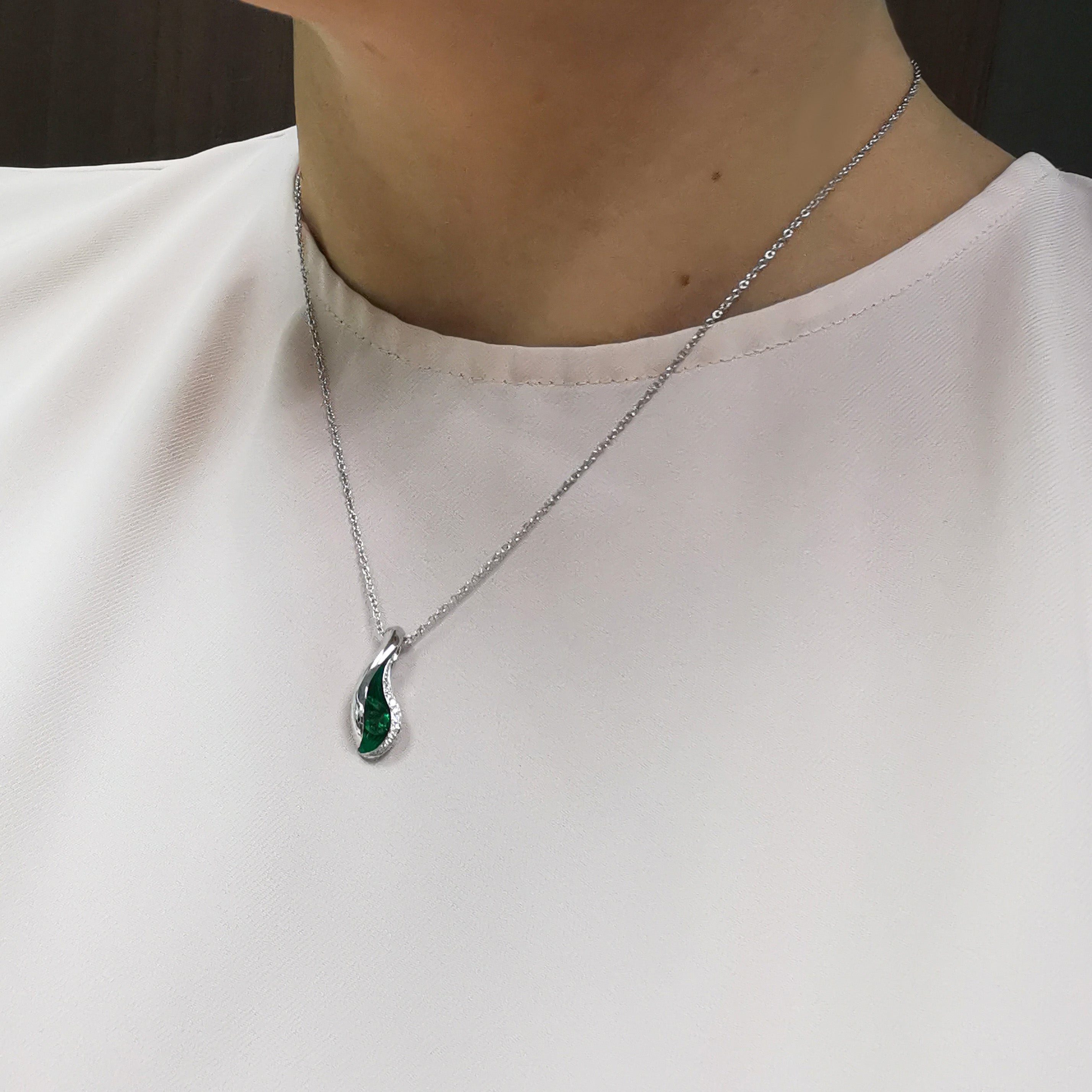 P 0123-7, 18K White Gold, Emerald, Diamonds, Enamel Pendant