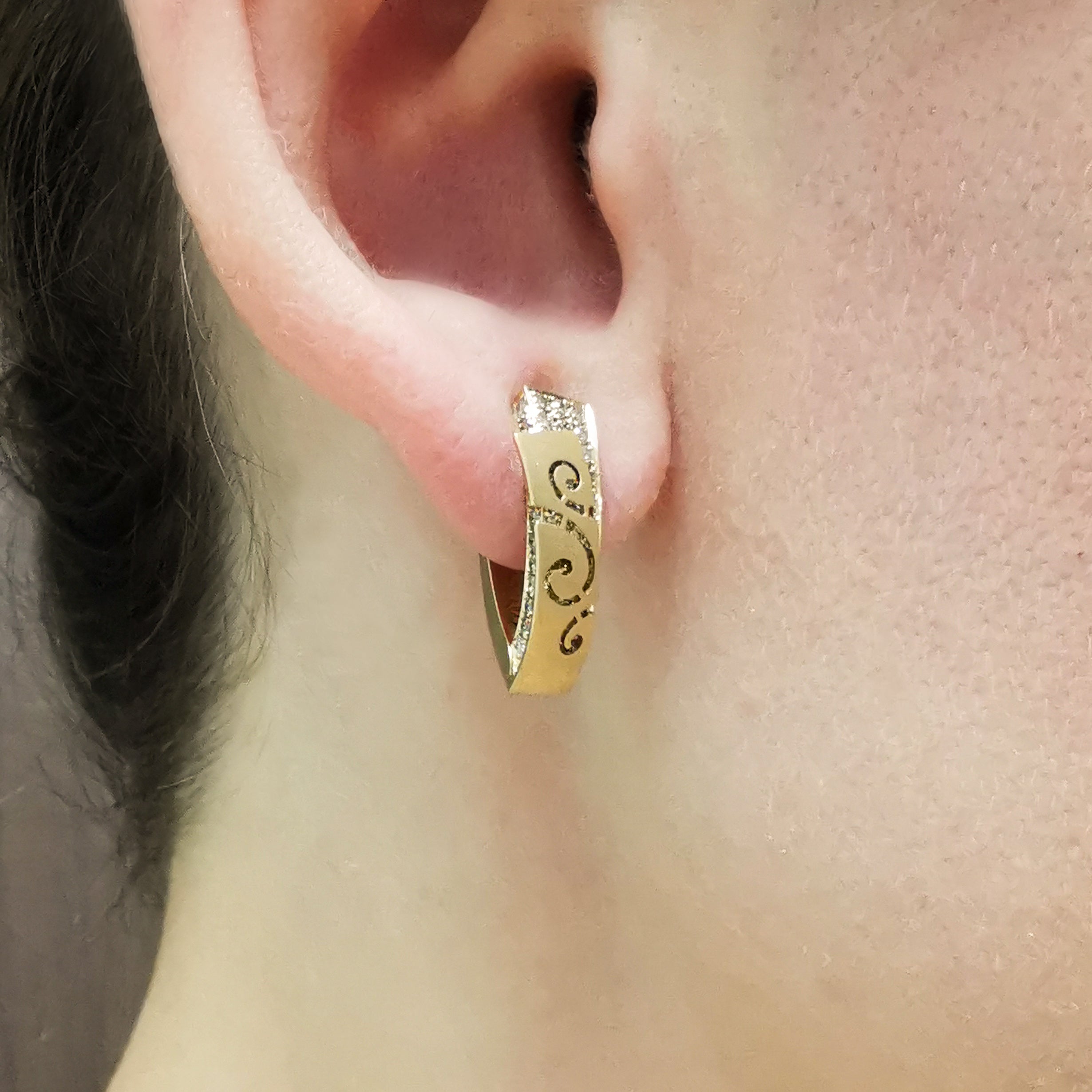 E 0003-1, 18K Yellow Gold, Champagne Diamonds Earrings