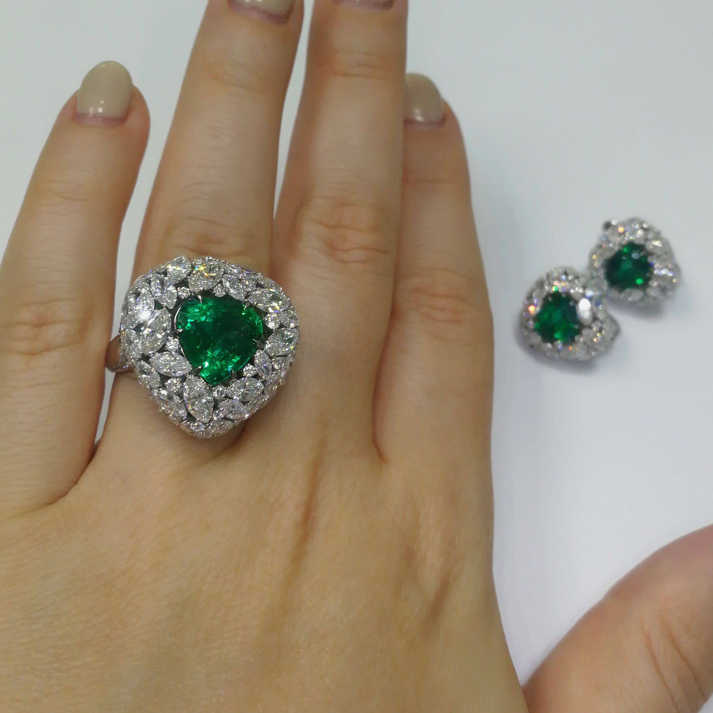 R 0114-0 18K White Gold, Emerald, Diamonds Ring