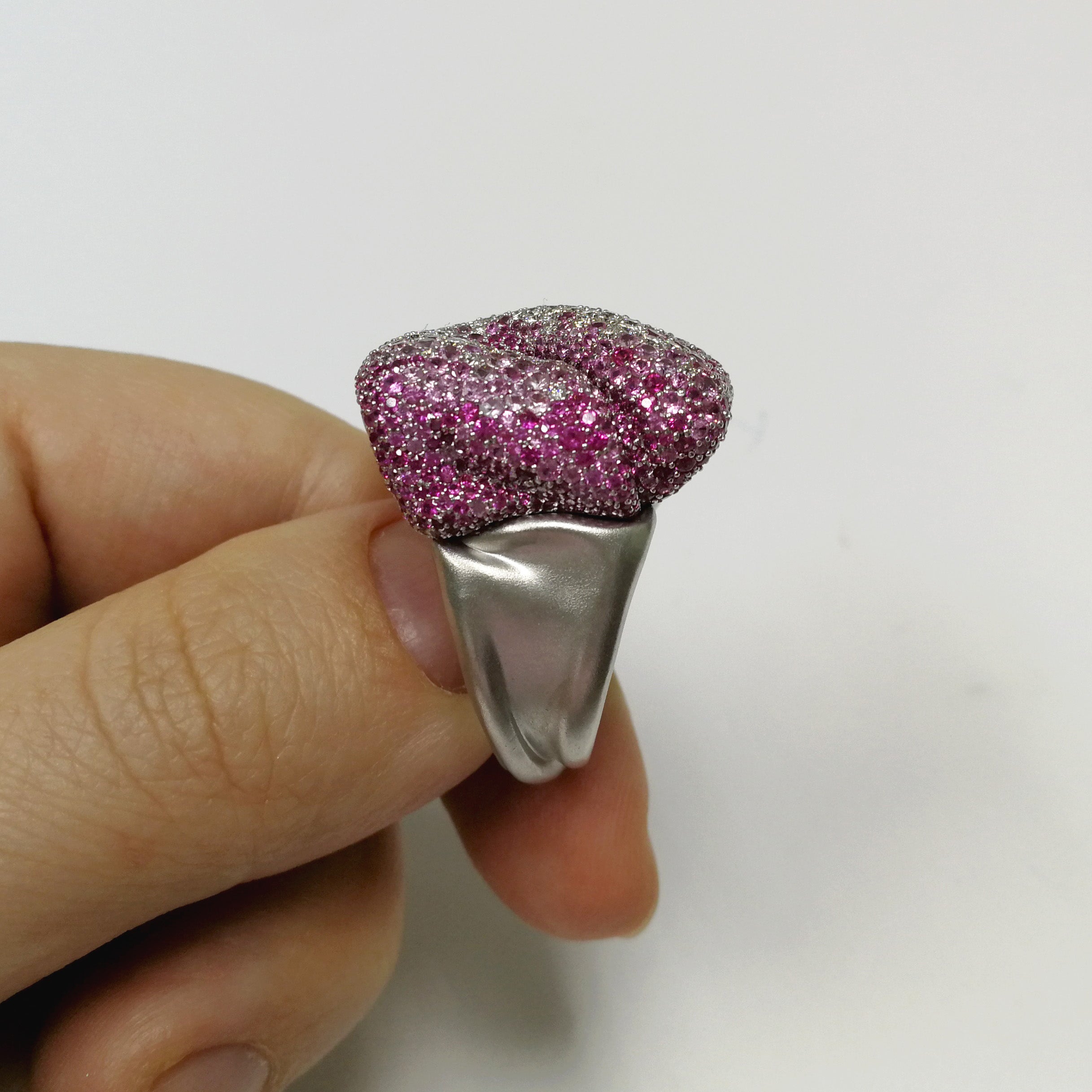 R 0132-0, 18K White Gold, Pink Sapphires, Diamonds Ring