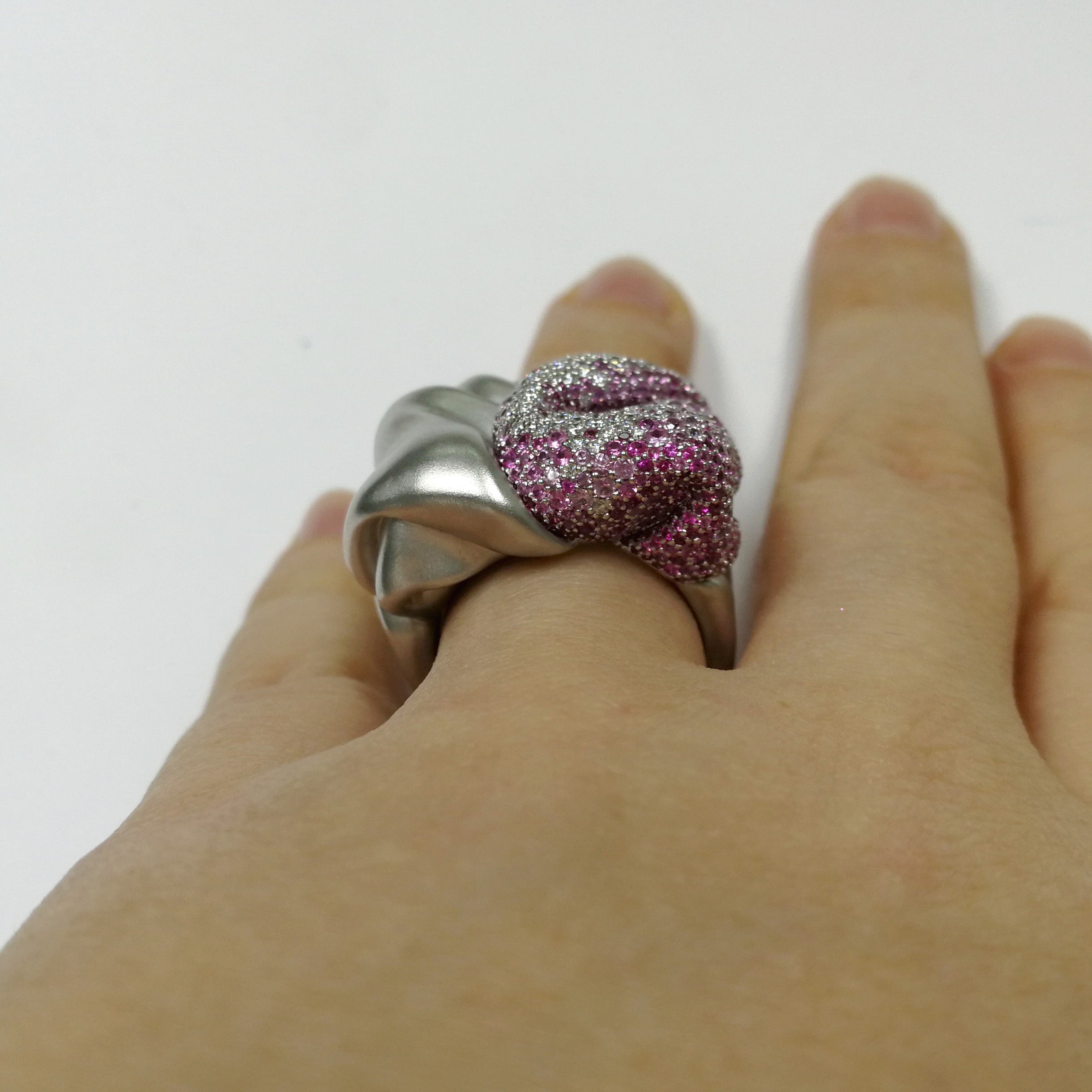 R 0132-0, 18K White Gold, Pink Sapphires, Diamonds Ring